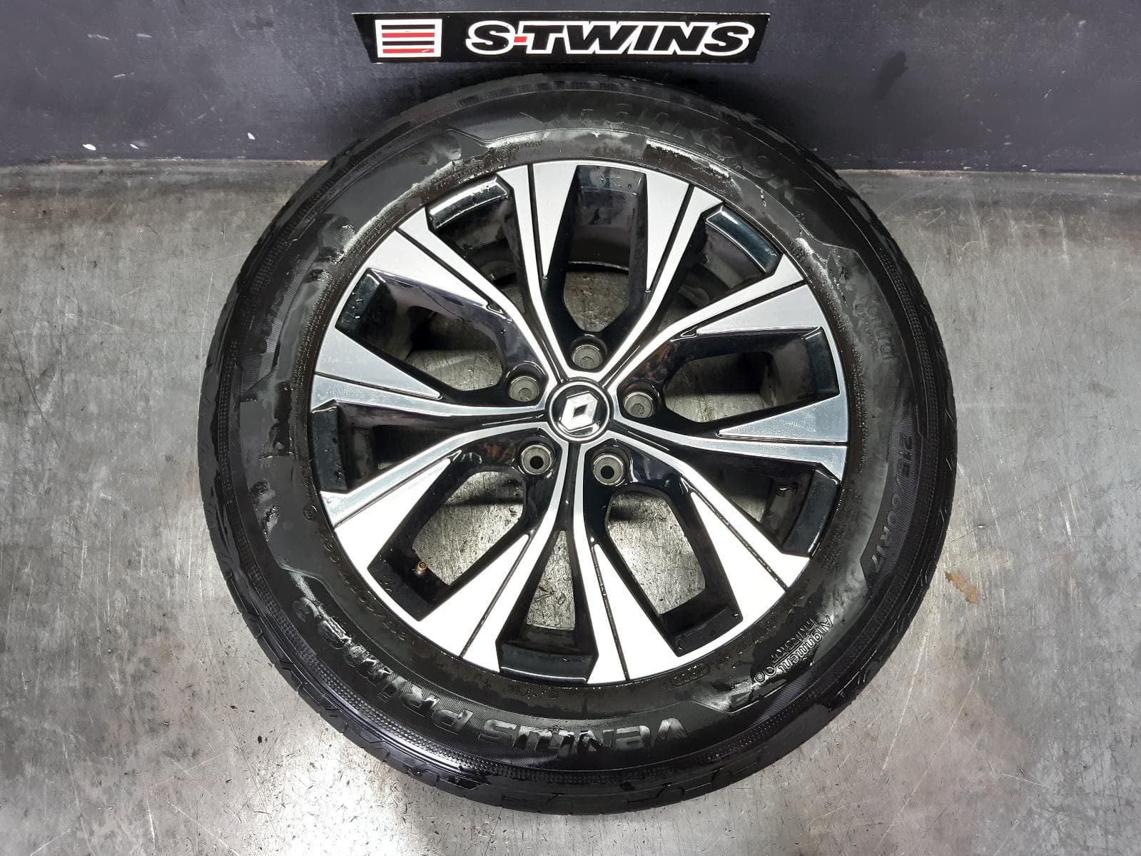 Used auto part listing image: 2023 RENAULT CAPTUR WHEEL MAG FACTORY, 17X7.5IN, BAHAMAS, DARK GREY W/ DIAMOND CUT, XJB, 01/21- 0000330004