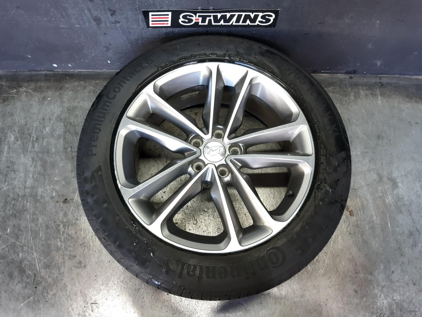 Used auto part listing image: 2016 HYUNDAI SANTA FE WHEEL MAG FACTORY, 19X7.5IN, GREY, TWIN 5 SPOKE, DM, 08/16-02/18 0000333291