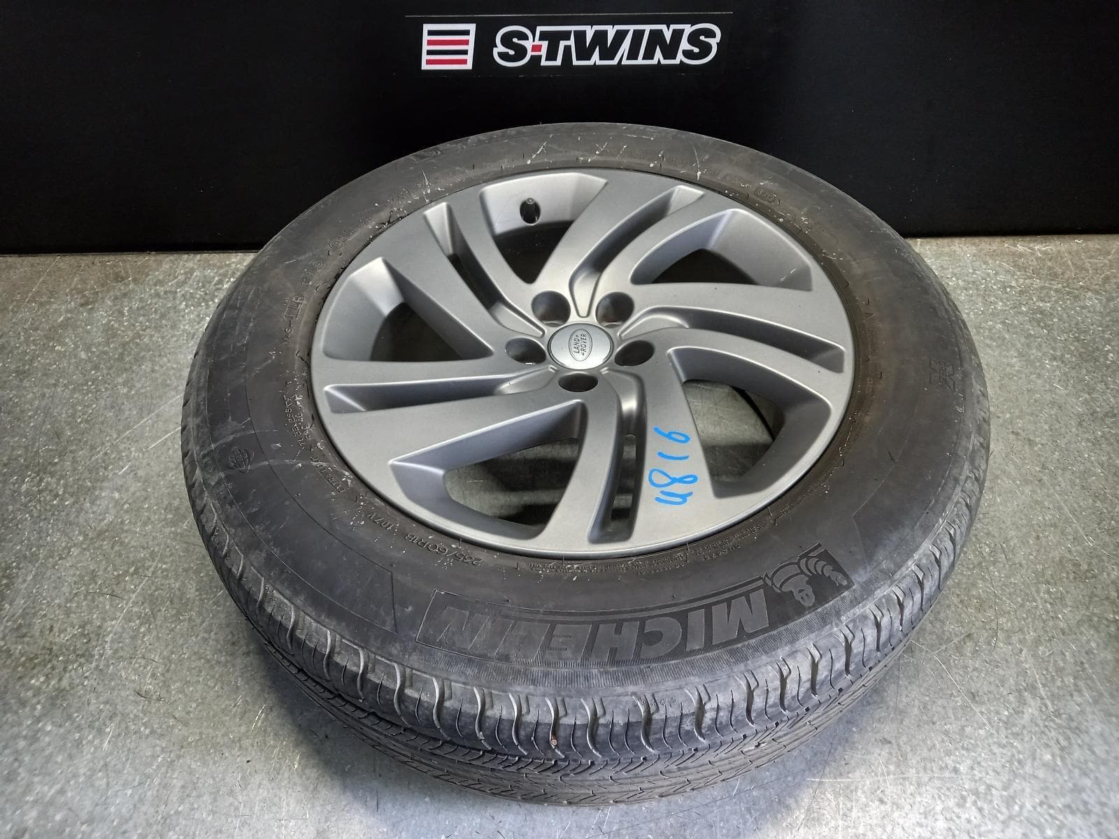 Used auto part listing image: 2020 LAND ROVER DISCOVERY SPORT WHEEL MAG FACTORY, 18X8IN, 5 V SPOKE, LIGHT GREY, L550, 07/19- 0000255160