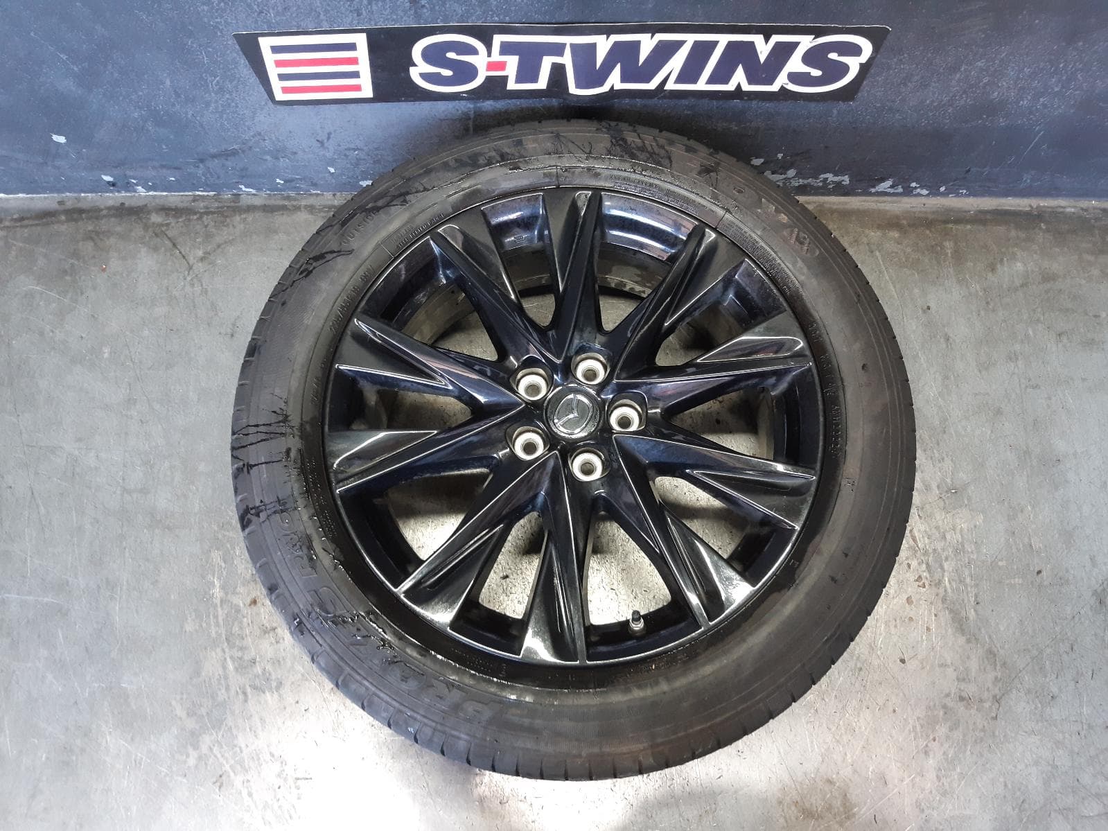 Used auto part listing image: 2022 MAZDA CX8 WHEEL MAG FACTORY, 19X7IN, 5 V-SPOKE, BLACK, KG, 05/18-12/23 0000294431