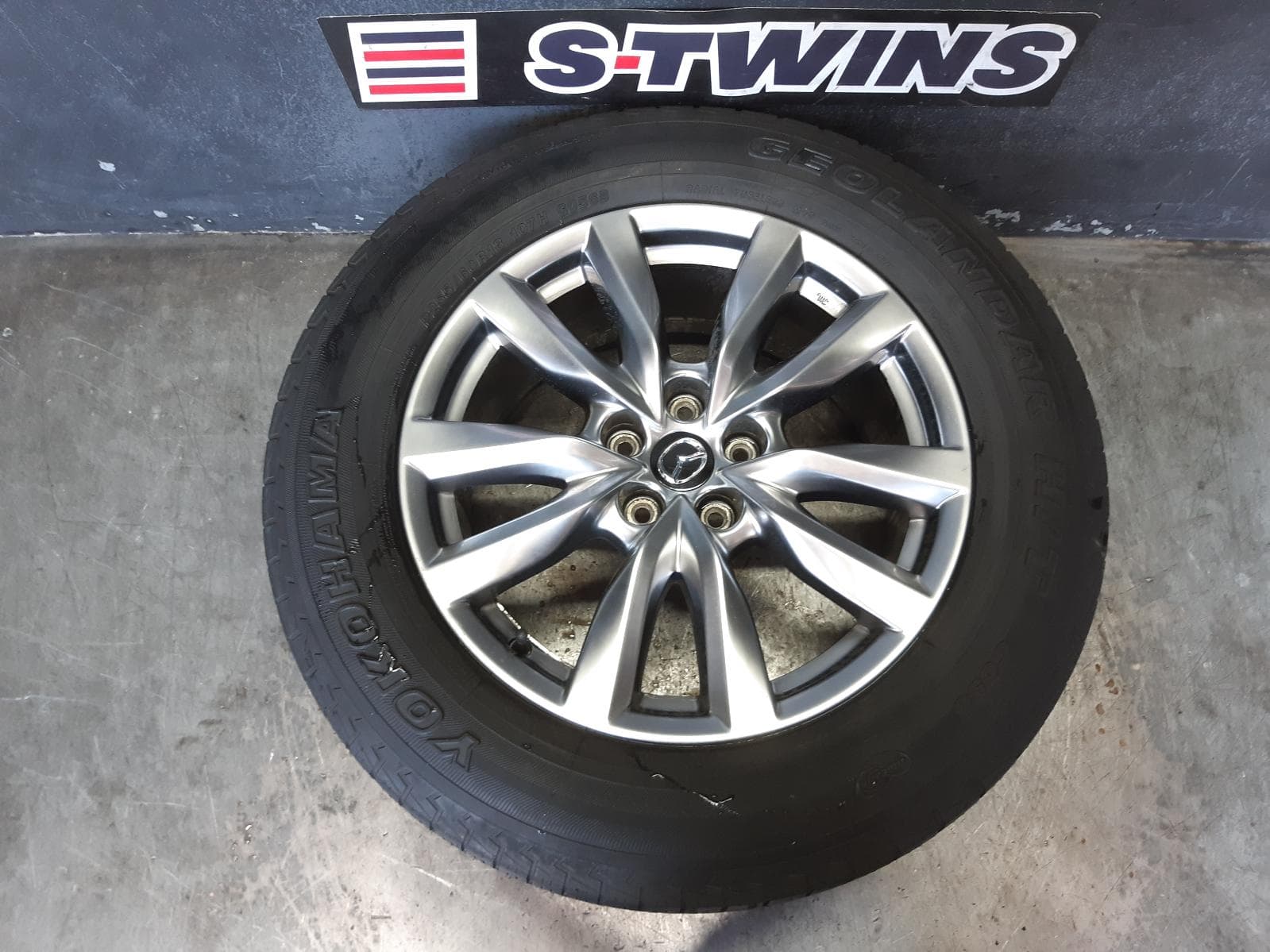Used auto part listing image: 2017 MAZDA CX9 WHEEL MAG FACTORY, 18X8IN, 5 V SPOKE, TC, 07/16-12/24 0000293446