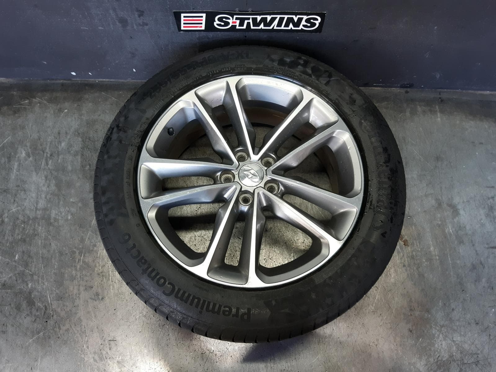 Used auto part listing image: 2016 HYUNDAI SANTA FE WHEEL MAG FACTORY, 19X7.5IN, GREY, TWIN 5 SPOKE, DM, 08/16-02/18 0000333290