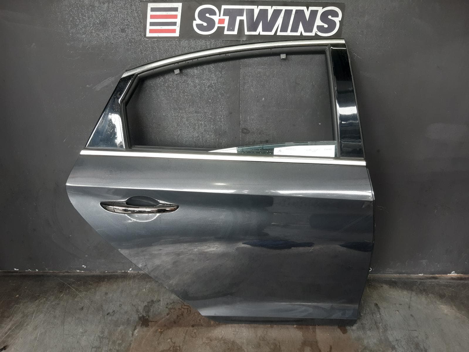 Used auto part listing image: 2018 HYUNDAI SONATA RIGHT REAR DOOR SLIDING LF, PREMIUM, 10/14-01/20 0000377522