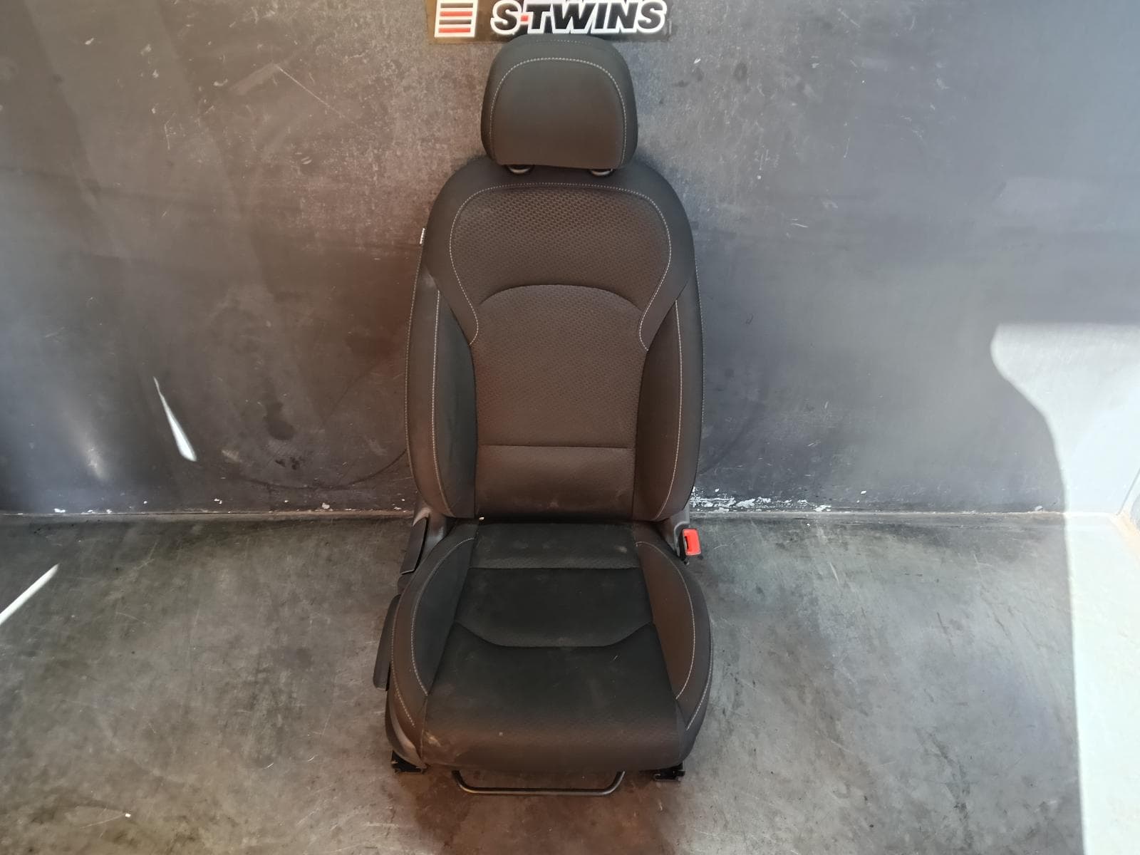 Used auto part listing image: 2019 HYUNDAI I30 FRONT SEAT RH FRONT, PD, HATCH (CZECH VIN TMAH), CLOTH, WHITE STITCHING, N TYPE, 03/17-02/21 0000402460