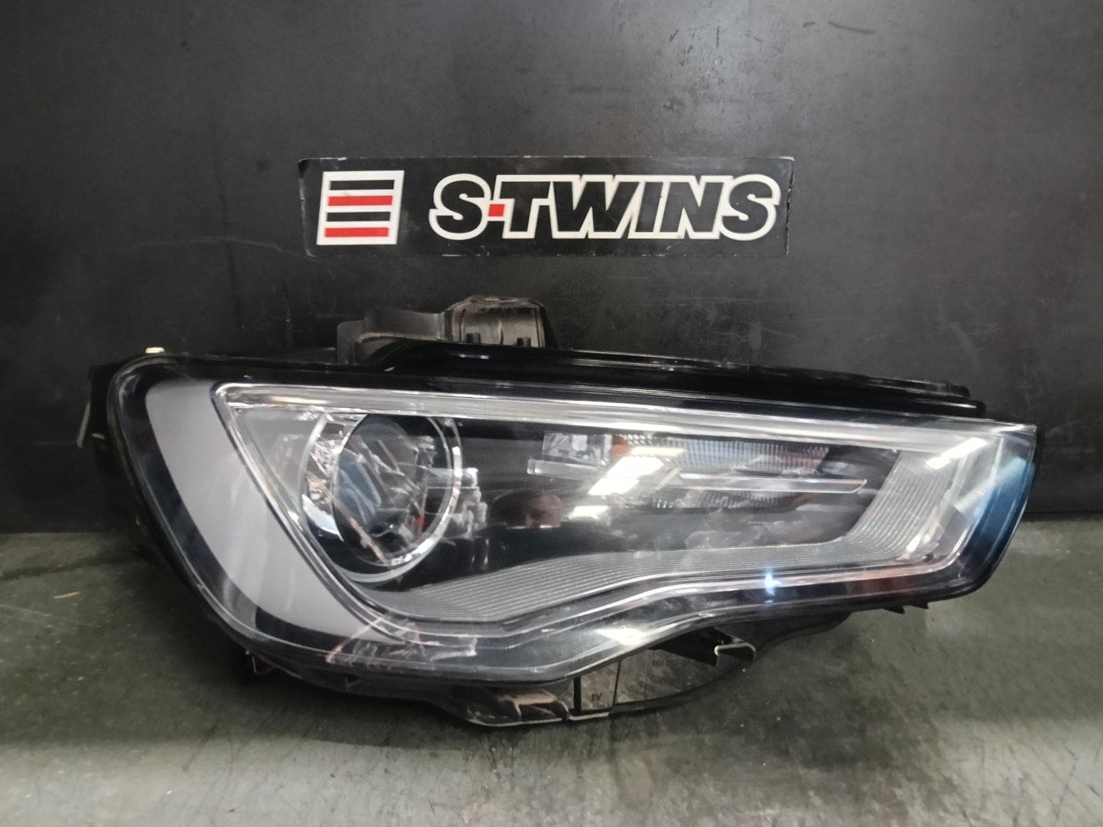 Used auto part listing image: 2016 AUDI A3 RIGHT HEADLAMP 8V, HATCH, XENON TYPE, 03/13-04/16 0000407418