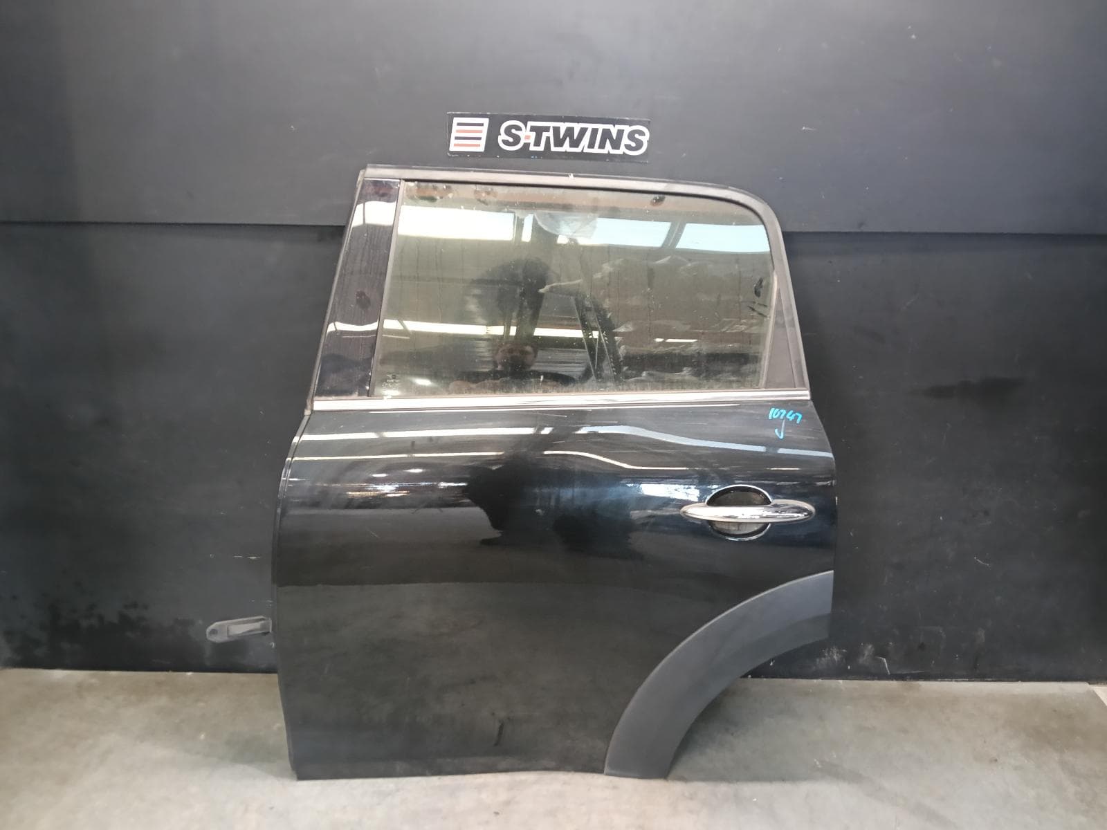 Used auto part listing image: 2013 MINI COOPER LEFT REAR DOOR SLIDING R60 COUNTRYMAN 01/11-12/16 0000414430