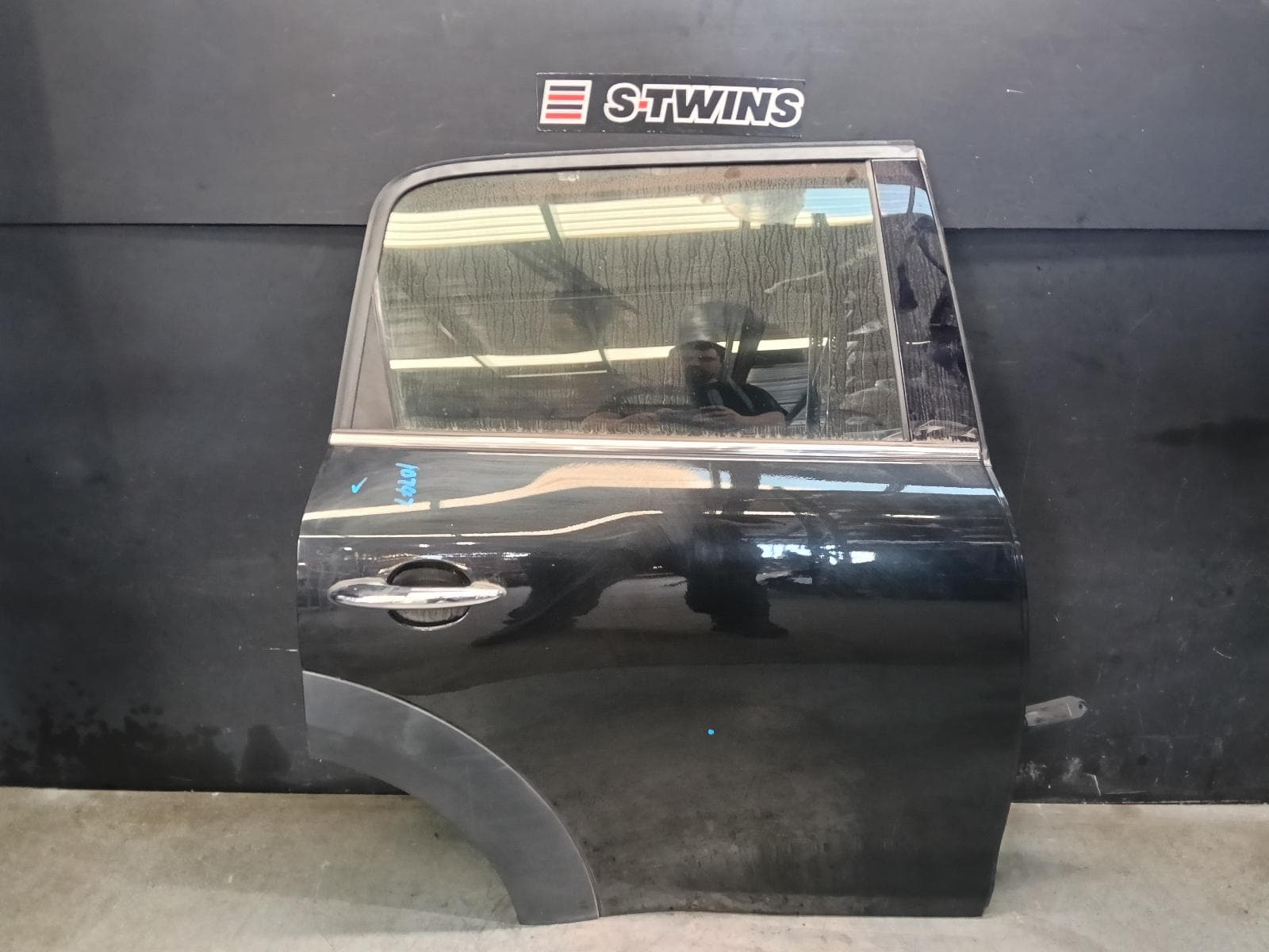 Used auto part listing image: 2013 MINI COOPER RIGHT REAR DOOR SLIDING R60 COUNTRYMAN 01/11-12/16 0000414431