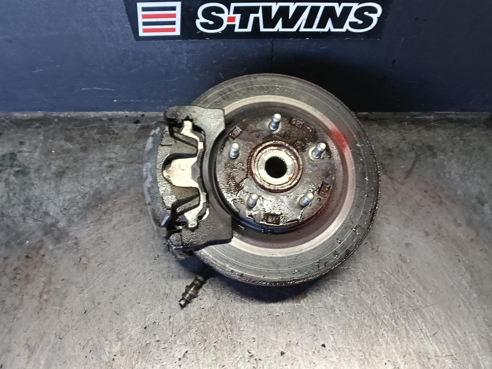 Used auto part listing image: 2016 MITSUBISHI OUTLANDER LEFT FRONT HUB ASSEMBLY ZG-ZL, FWD/AWD, 11/06-07/21 0000414416