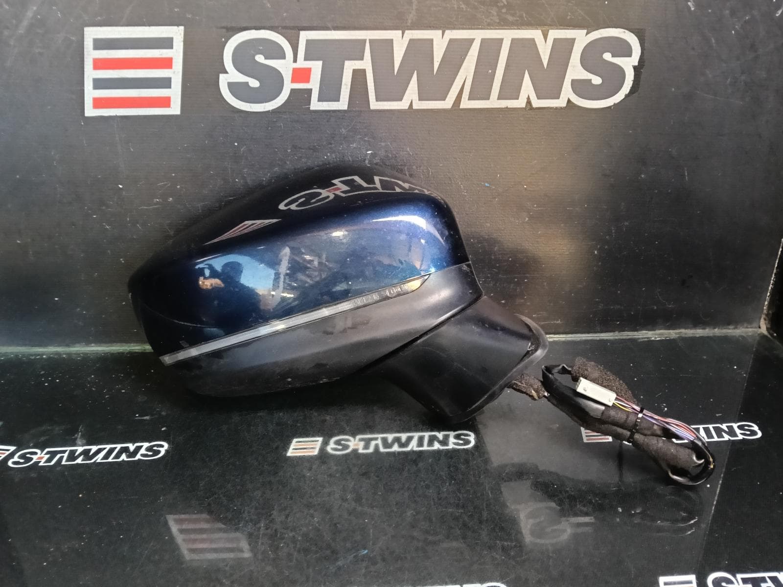Used auto part listing image: 2017 MAZDA CX5 RIGHT DOOR MIRROR W/ AUTO POWER FOLD, NON CAMERA TYPE, COLOUR CODED, KF, 02/17-03/26 0000414222