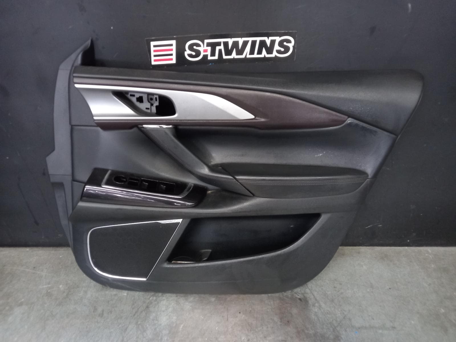 Used auto part listing image: 2018 MAZDA CX9 DOOR TRIM RH FRONT, TC, LEATHER, W/ 12 SPEAKER TYPE, 07/16-12/24 0000389639