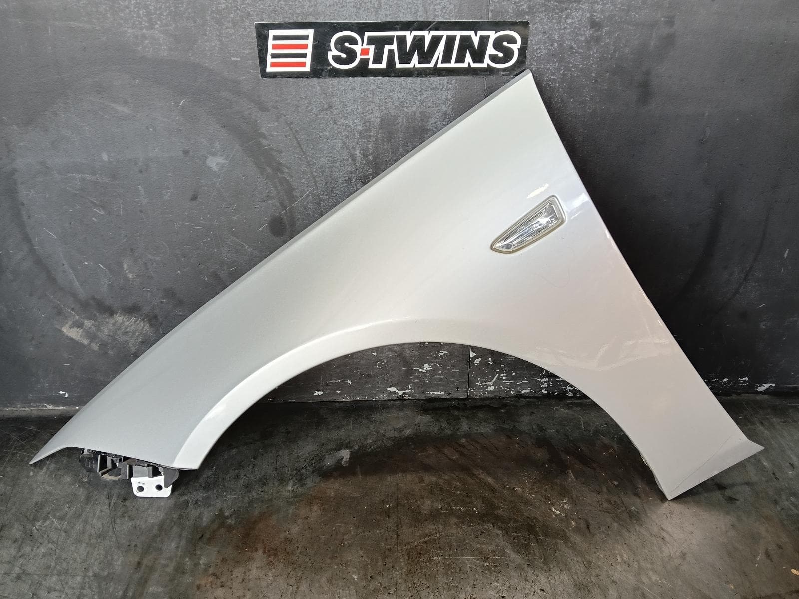 Used auto part listing image: 2019 HOLDEN COMMODORE LEFT GUARD ZB, NON FLARE TYPE, 10/17-12/20 0000391575