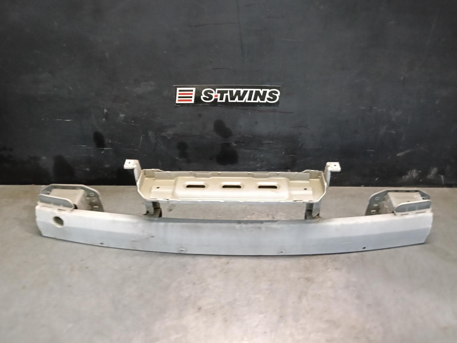 Used auto part listing image: 2022 LDV DELIVER 9 F BAR REINFORC BRACK MAIN REINFORCEMENT, 07/20- 0000413560