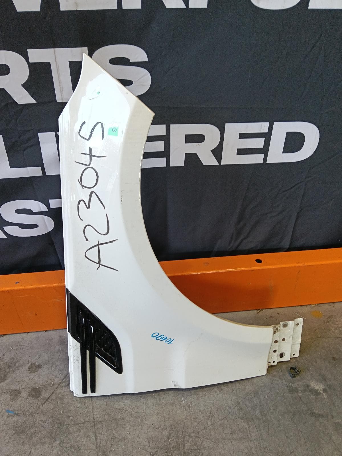 Used auto part listing image: 2014 LAND ROVER RANGEROVER SPORT RIGHT GUARD L494, NON SVR, 06/13-12/17 0000400165