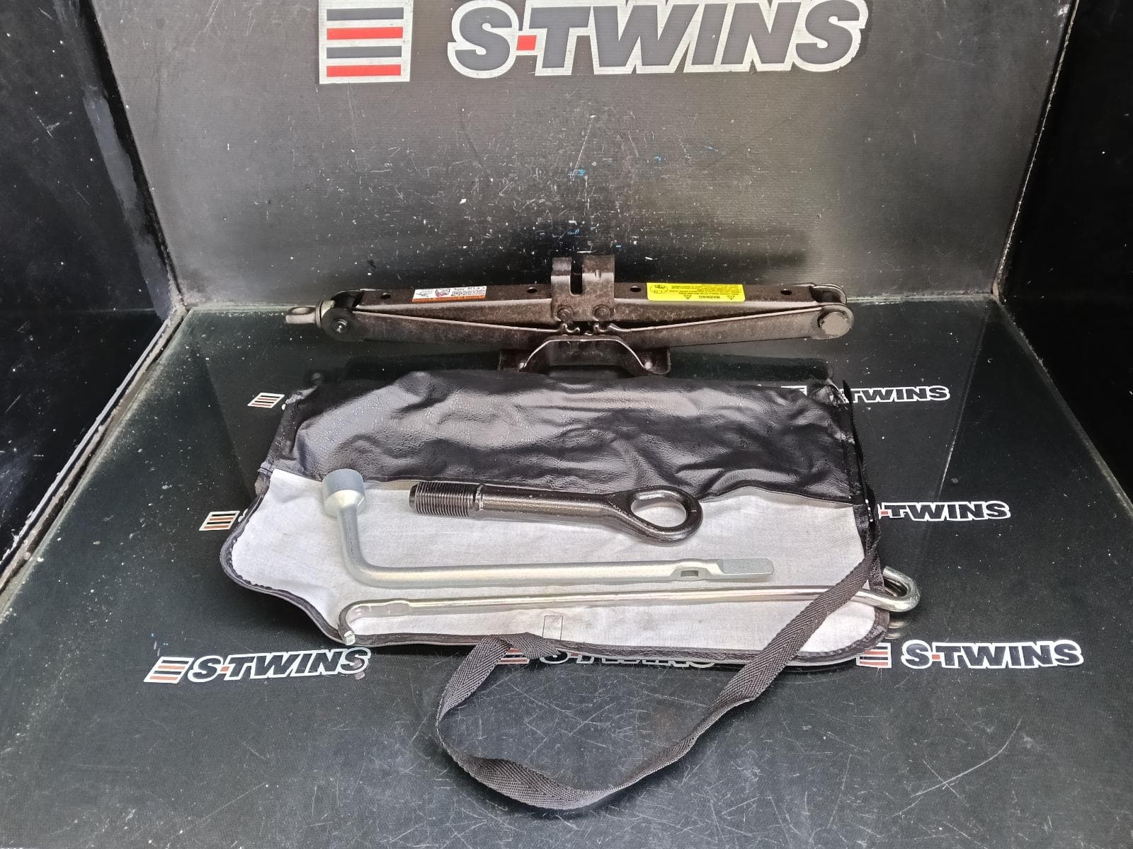 Used auto part listing image: 2015 TOYOTA RAV4 JACK TOOL KIT XA40, 12/12-12/18 0000412288