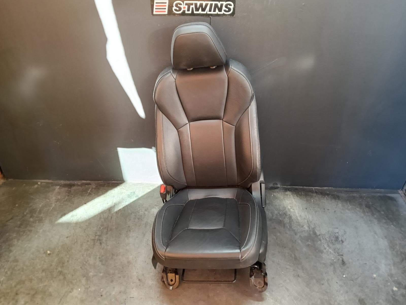 Used auto part listing image: 2018 SUBARU IMPREZA FRONT SEAT LH FRONT, G5, LEATHER, 09/16-09/23 0000414384