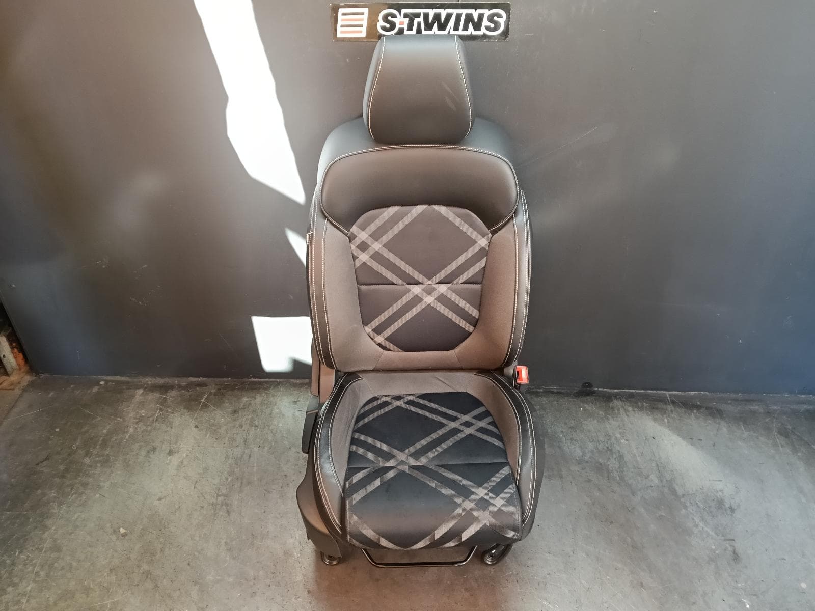 Used auto part listing image: 2020 MG MG3 FRONT SEAT RH FRONT, GREY/CHECKERED CLOTH, SZP1, 07/16-10/25 0000414475