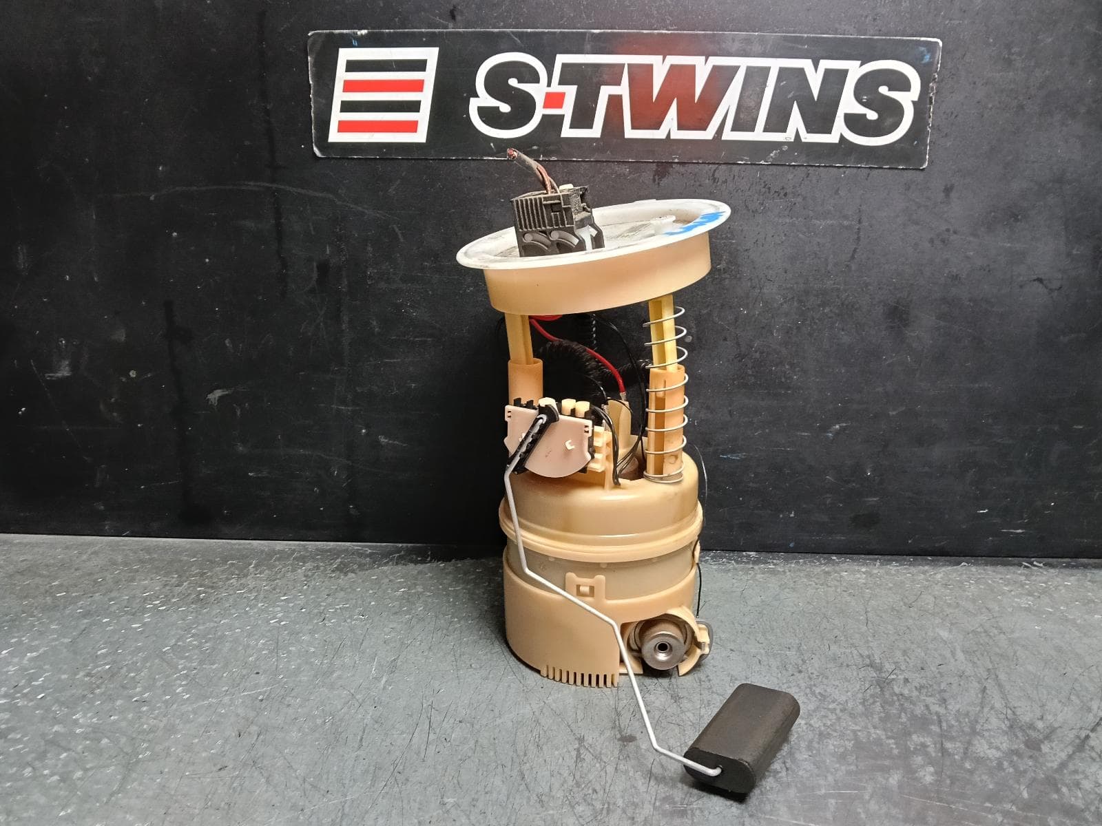 Used auto part listing image: 2013 MINI COOPER FUEL PUMP PUMP & SENDER ASSY, PETROL, 1.6, N16, R60, COUNTRYMAN, 05/10-09/16 0000414458