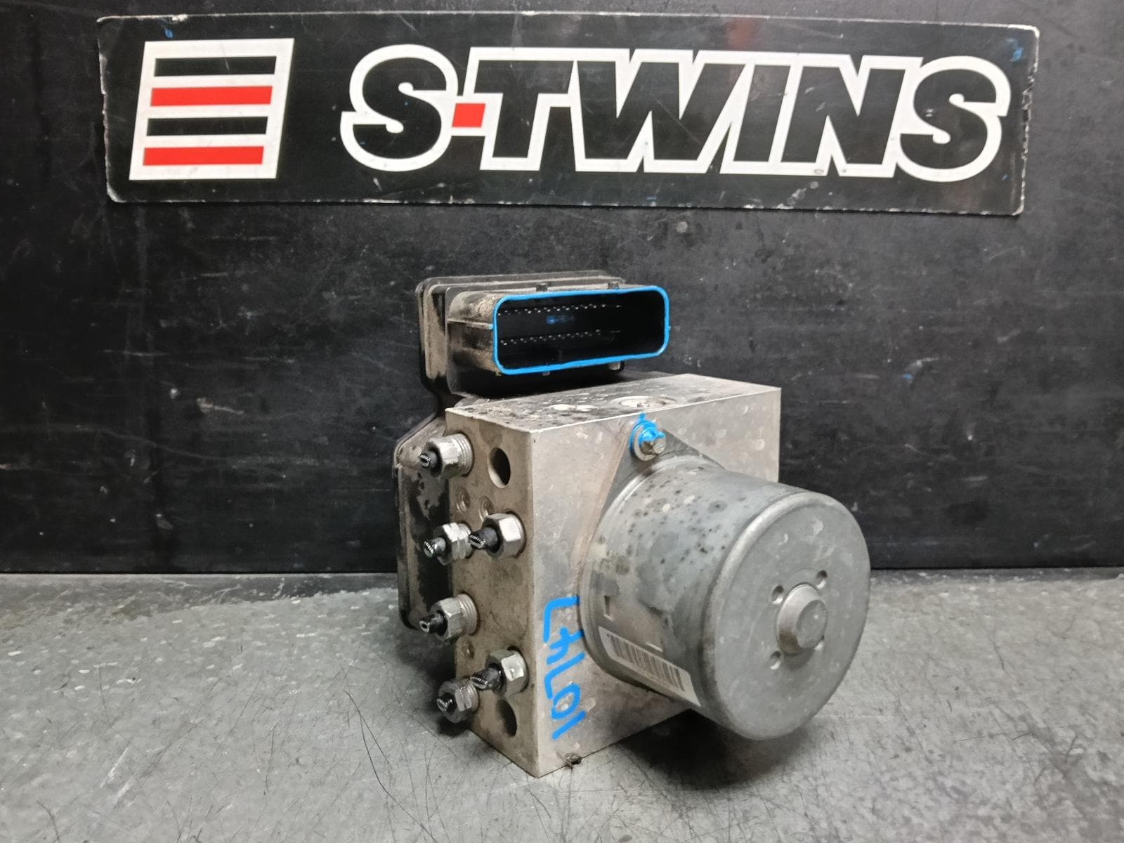 Used auto part listing image: 2013 MINI COOPER ABS PUMP MODULATOR R55/R56/R57/R60, P/N 34516874553, 08/10-12/16 0000414456