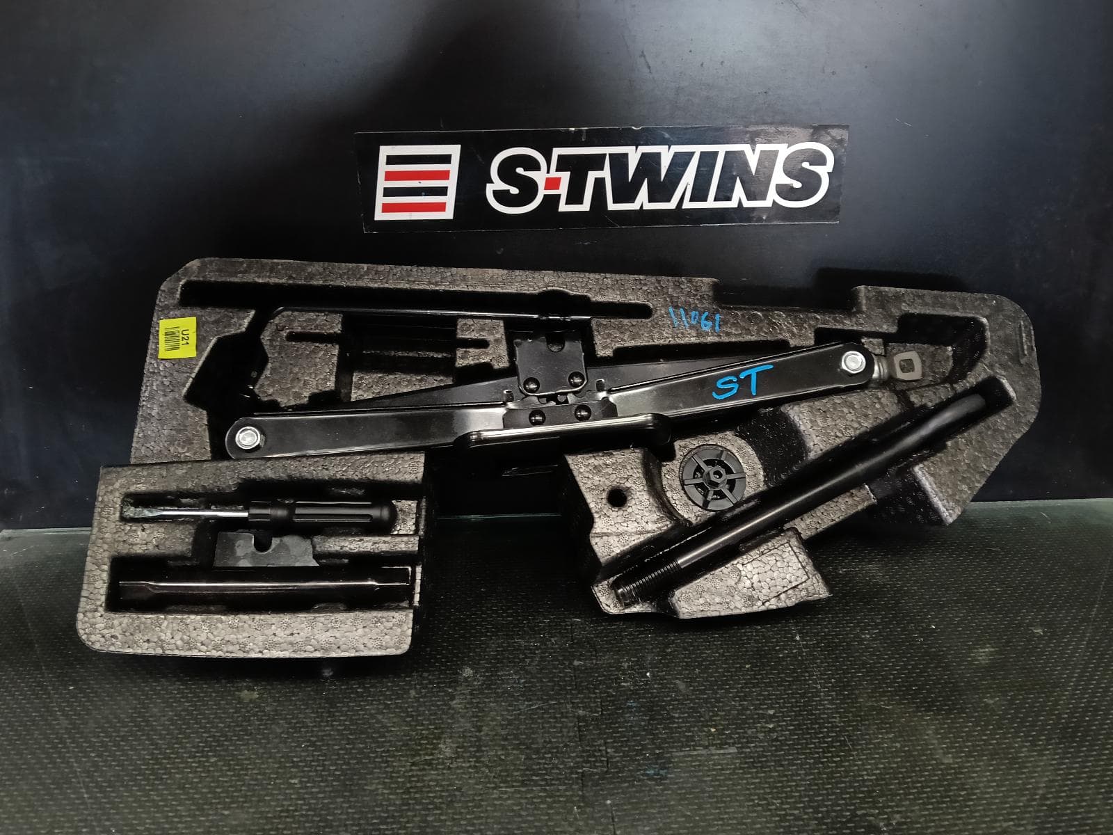 Used auto part listing image: 2019 KIA SORENTO JACK TOOL KIT UM, 03/15-02/20 0000414497
