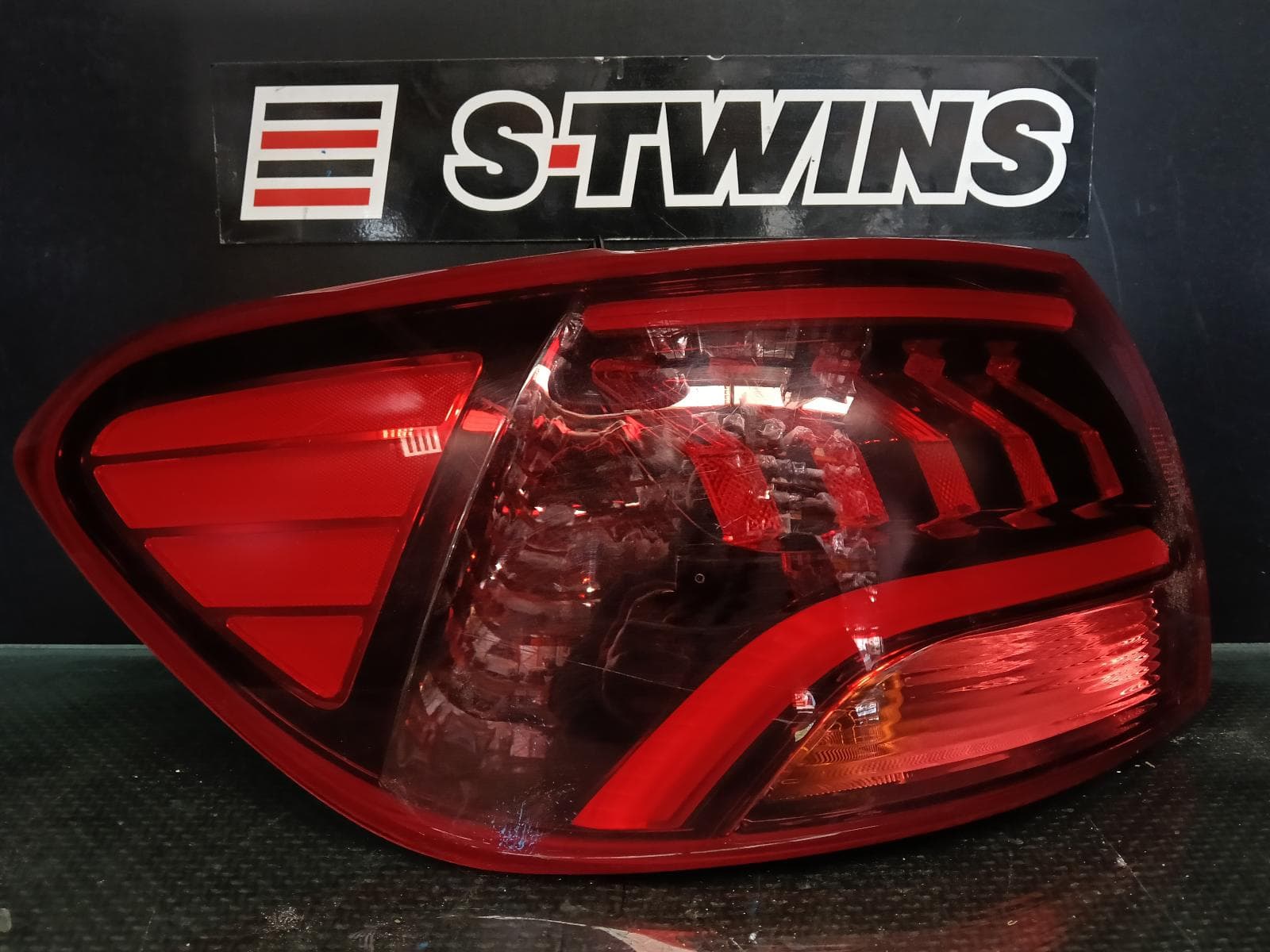 Used auto part listing image: 2019 KIA SORENTO LEFT TAILLIGHT UM, IN BODY, LED TYPE, NON CLEAR INDICATOR TYPE, SLI/GT-LINE, 09/17-02/20 0000414490
