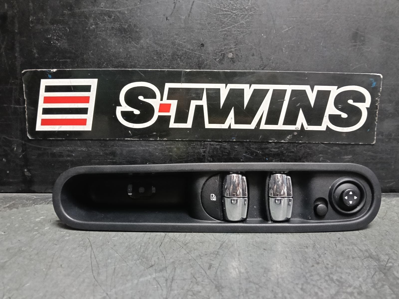 Used auto part listing image: 2013 MINI COOPER PWR DR WIND SWITCH RH FRONT (MASTER SWITCH), NON POWER FOLD TYPE, R60, COUNTRYMAN, 01/11-09/16 0000414465