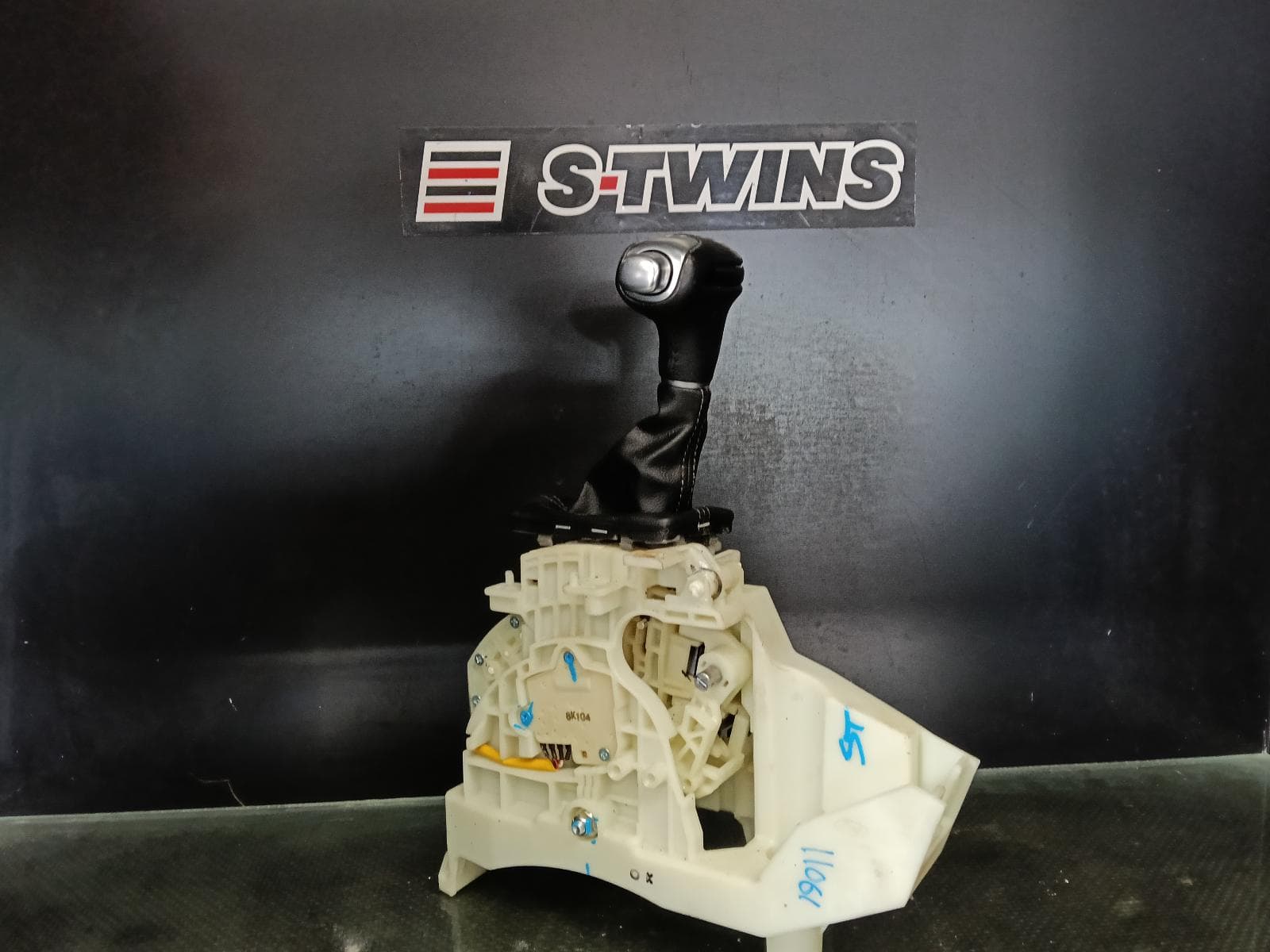 Used auto part listing image: 2019 KIA SORENTO GEAR STICK SHIFTER AUTO T/M, 2.2, D4HB, DIESEL, UM, 08/17-02/20 0000414476