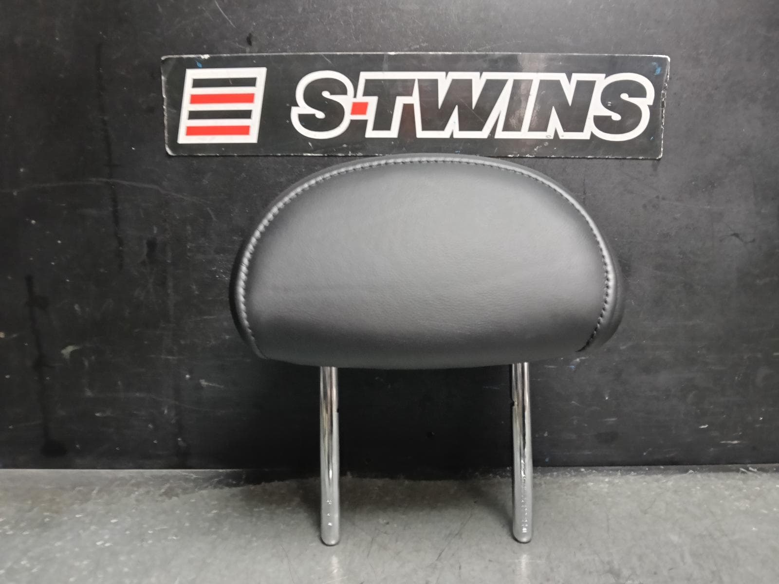 Used auto part listing image: 2013 MINI COOPER HEADREST R60 COUNTRYMAN 01/11-12/16 0000414472