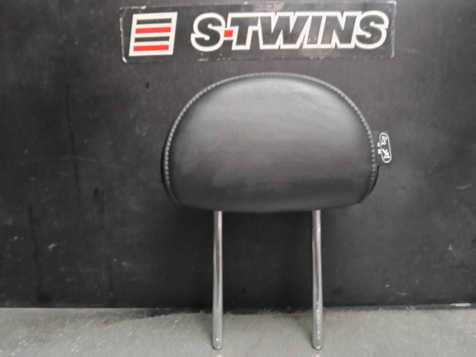 Used auto part listing image: 2013 MINI COOPER HEADREST R60 COUNTRYMAN 01/11-12/16 0000414471