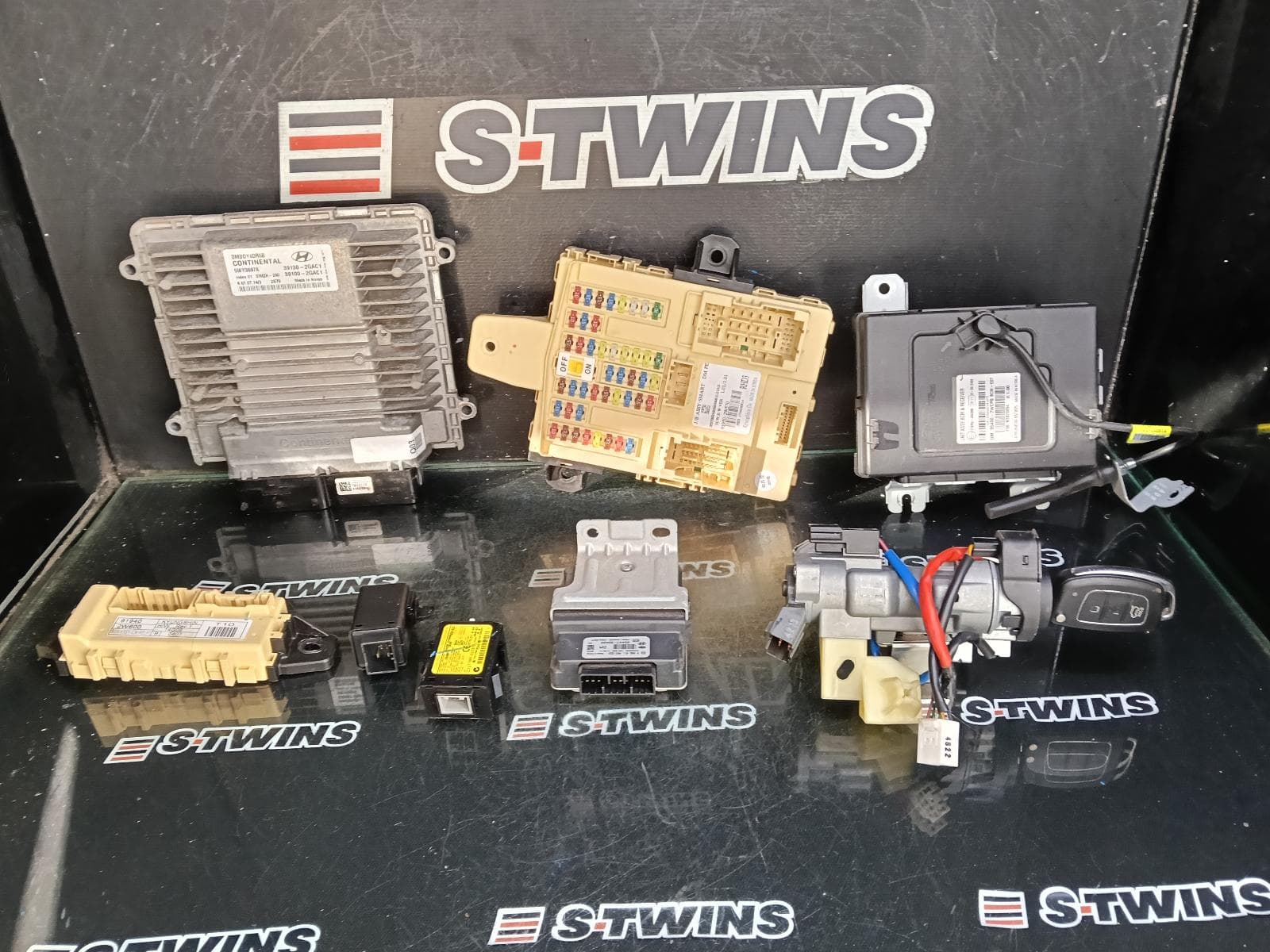 Used auto part listing image: 2013 HYUNDAI SANTA FE ENGINE ECU, 2.4, PETROL, AUTO T/M, SEC SET (ECU, IMM, READER, KEY), DM, 06/12-02/18 0000414253