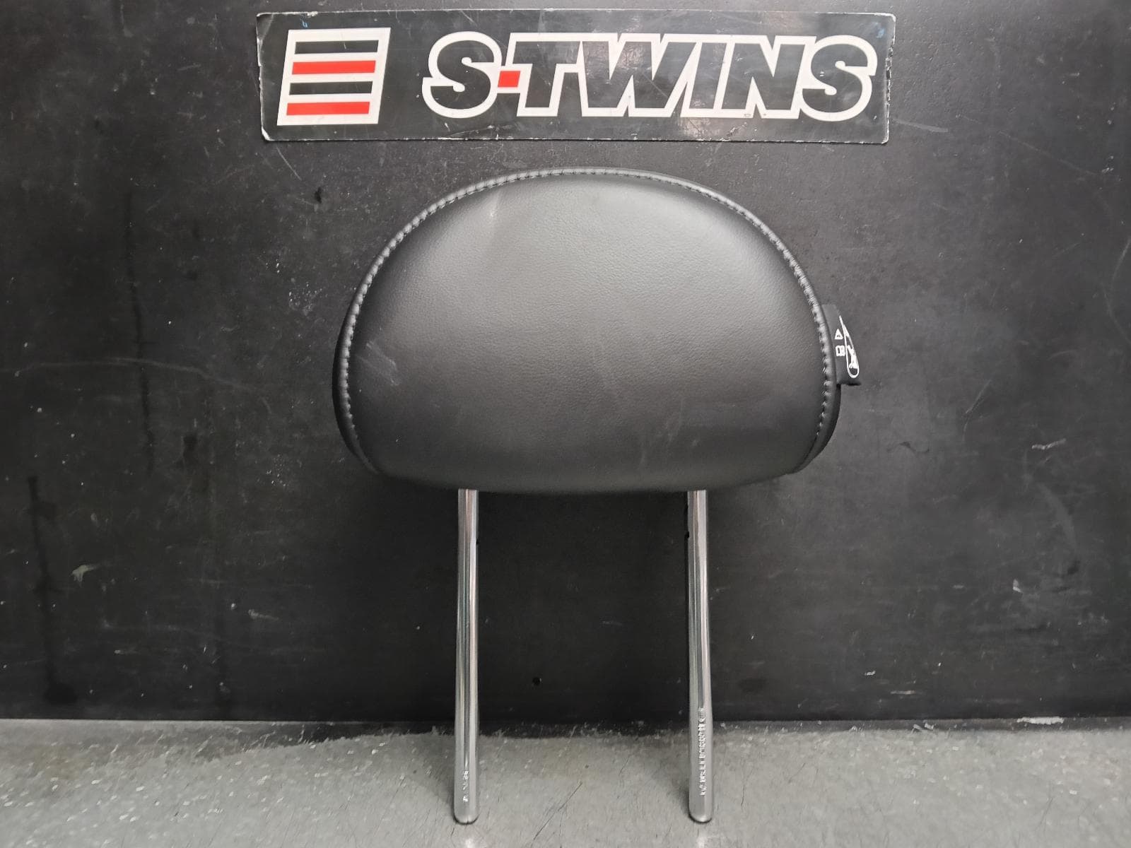 Used auto part listing image: 2013 MINI COOPER HEADREST R60 COUNTRYMAN 01/11-12/16 0000414470