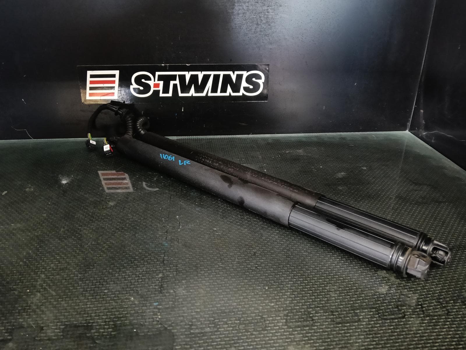 Used auto part listing image: 2019 KIA SORENTO HATCH STRUT TAILGATE STRUT (PAIR), POWER TAILGATE TYPE, UM, 03/15-02/20 0000414498