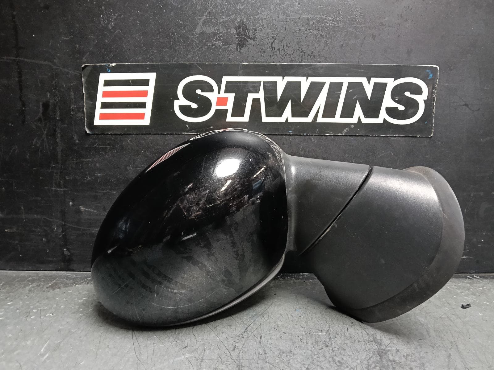 Used auto part listing image: 2013 MINI COOPER RIGHT DOOR MIRROR R60 COUNTRYMAN 01/11-12/16 0000414463