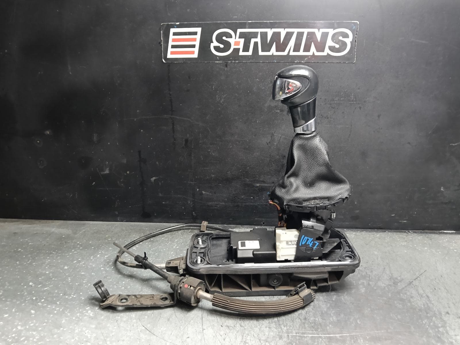 Used auto part listing image: 2013 MINI COOPER GEAR STICK SHIFTER AUTO, GEAR SHIFTER, P/N 25167644233, R55/R56/R57/R60, 09/06-09/16 0000414455