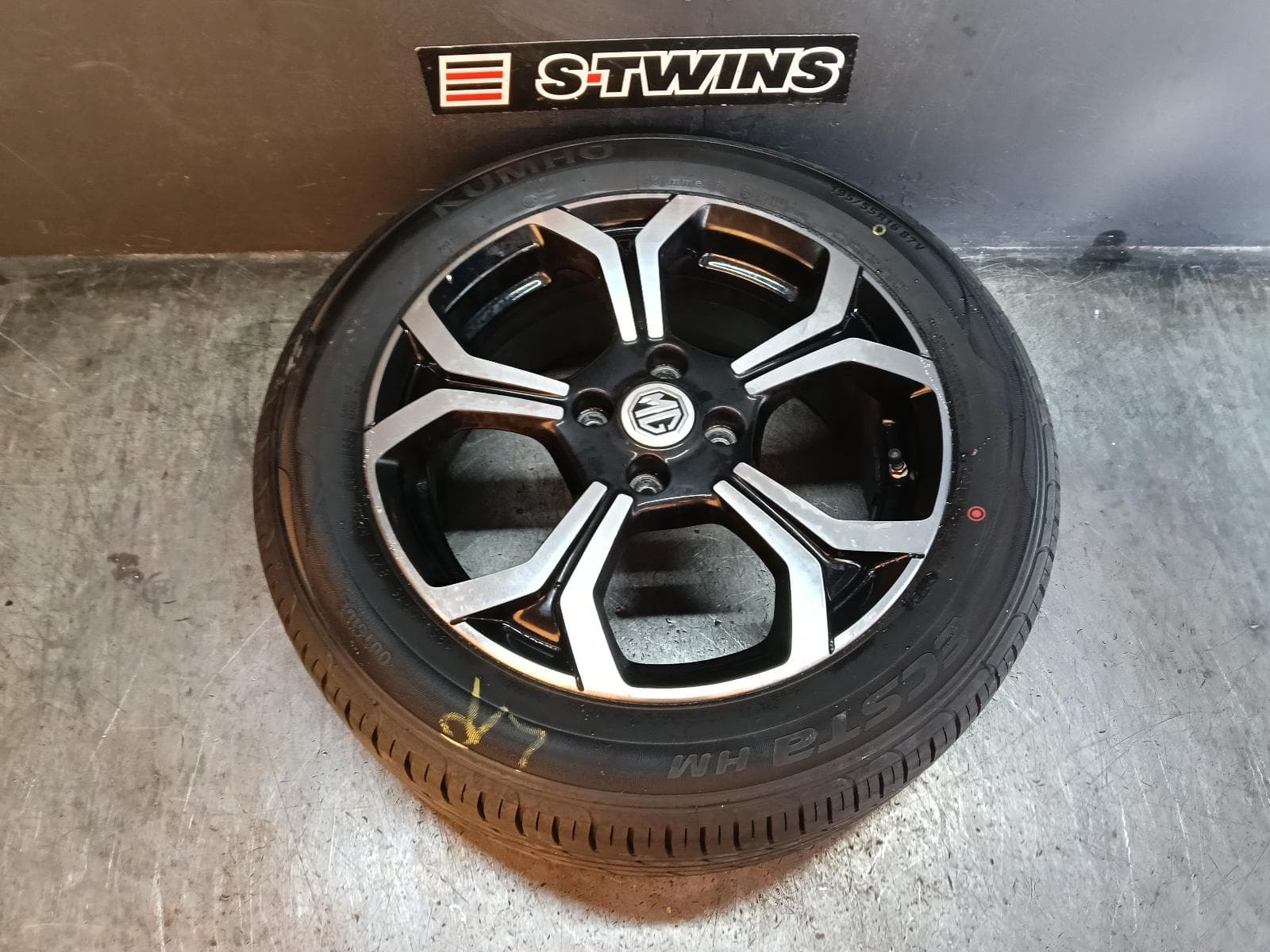 Used auto part listing image: 2020 MG MG3 WHEEL MAG FACTORY, 16IN, 5 Y SPOKE, BI-COLOUR, SZP1, 06/18-10/25 0000414531