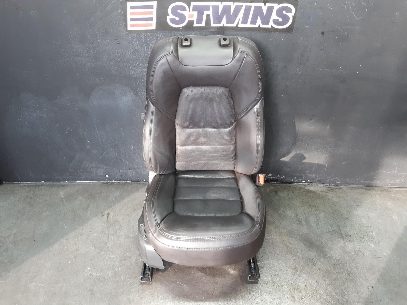 Used auto part listing image: 2021 MAZDA CX5 FRONT SEAT RH FRONT, KF, LEATHER, AKERA, 05/18- 0000270477