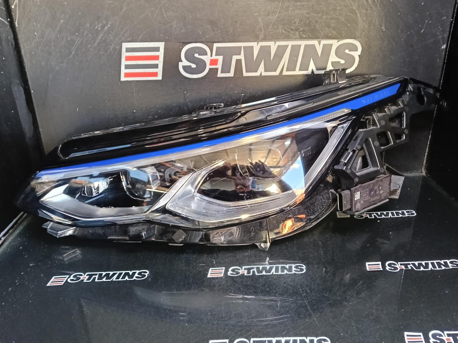 Used auto part listing image: 2023 VOLKSWAGEN GOLF LEFT HEADLAMP GEN 8, W/ MATRIX LED TYPE, 09/20-06/24 0000414636