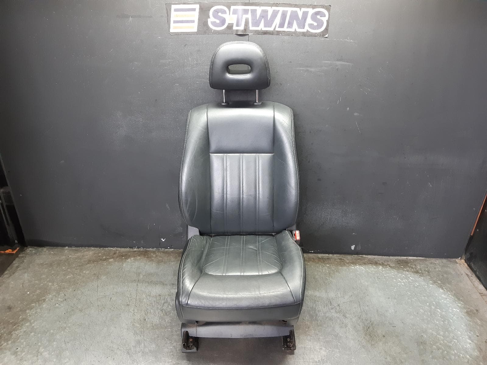 Used auto part listing image: 2012 NISSAN XTRAIL FRONT SEAT RH FRONT, T31, LEATHER, AIR BAG TYPE, POWER SEAT, 09/07-12/13 0000172894