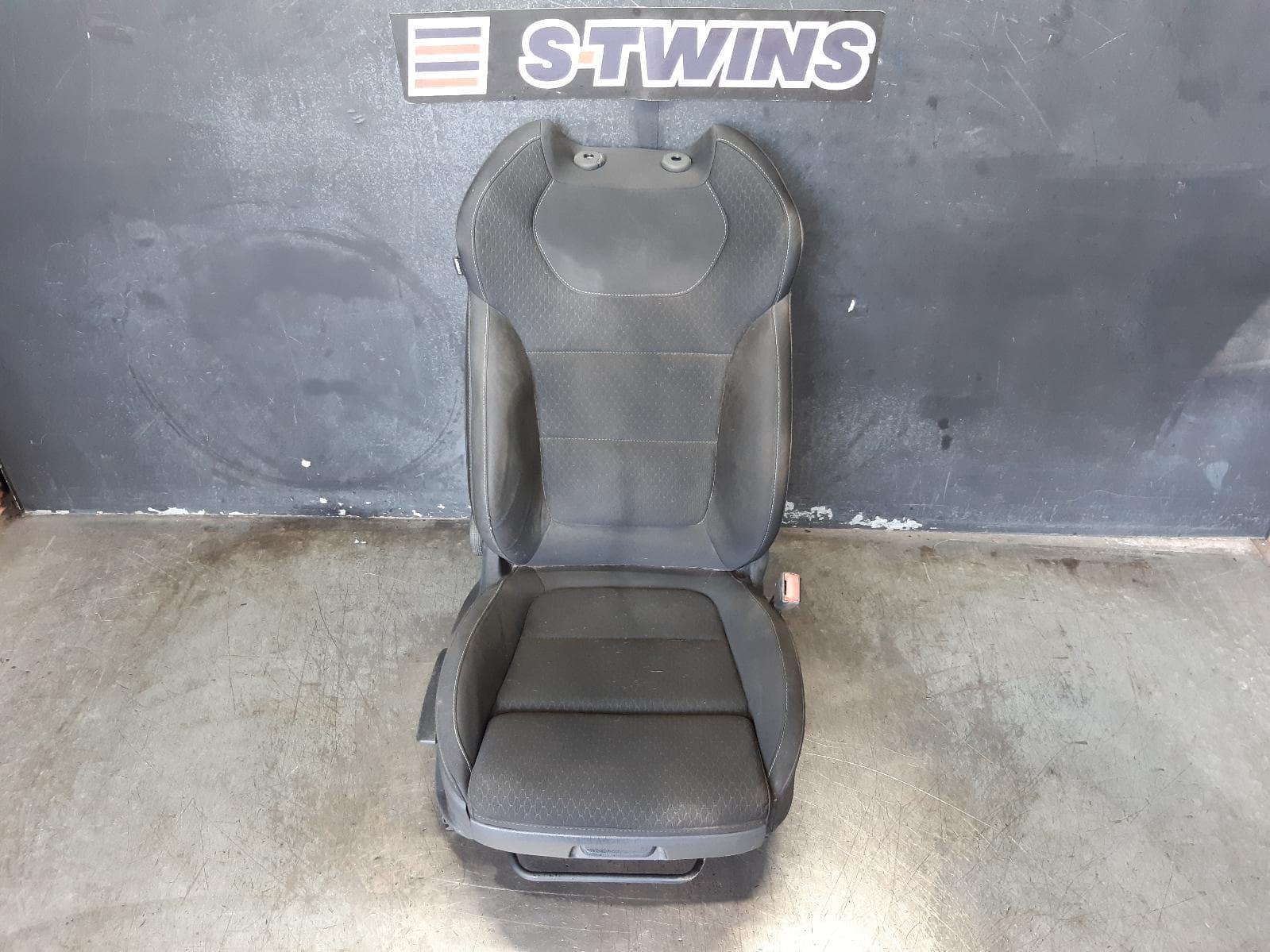 Used auto part listing image: 2018 HYUNDAI I30 FRONT SEAT RH FRONT, PD, HATCH (CZECH VIN TMAH), CLOTH, BLUE STITCHING, N TYPE, 03/17-02/21 0000308093
