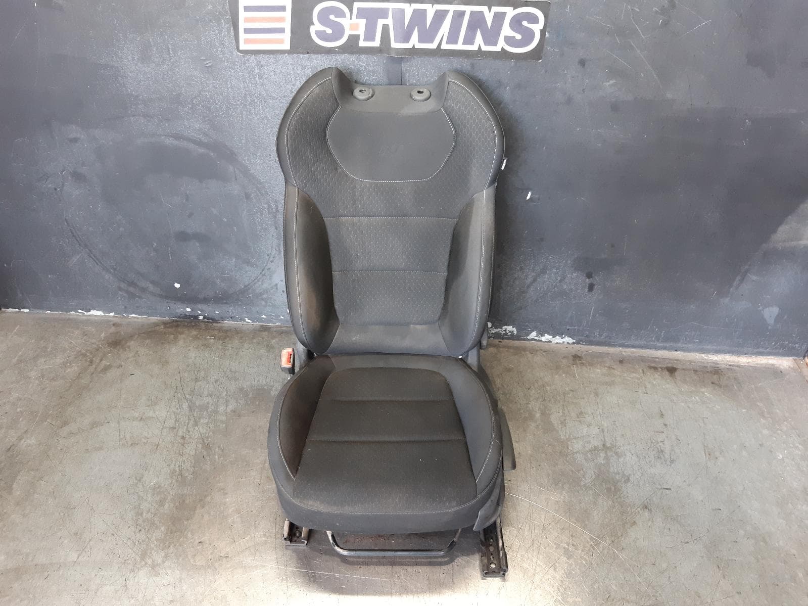Used auto part listing image: 2018 HYUNDAI I30 FRONT SEAT LH FRONT, PD, HATCH (CZECH VIN TMAH), CLOTH, BLUE STITCHING, N TYPE, 03/17-02/21 0000308094