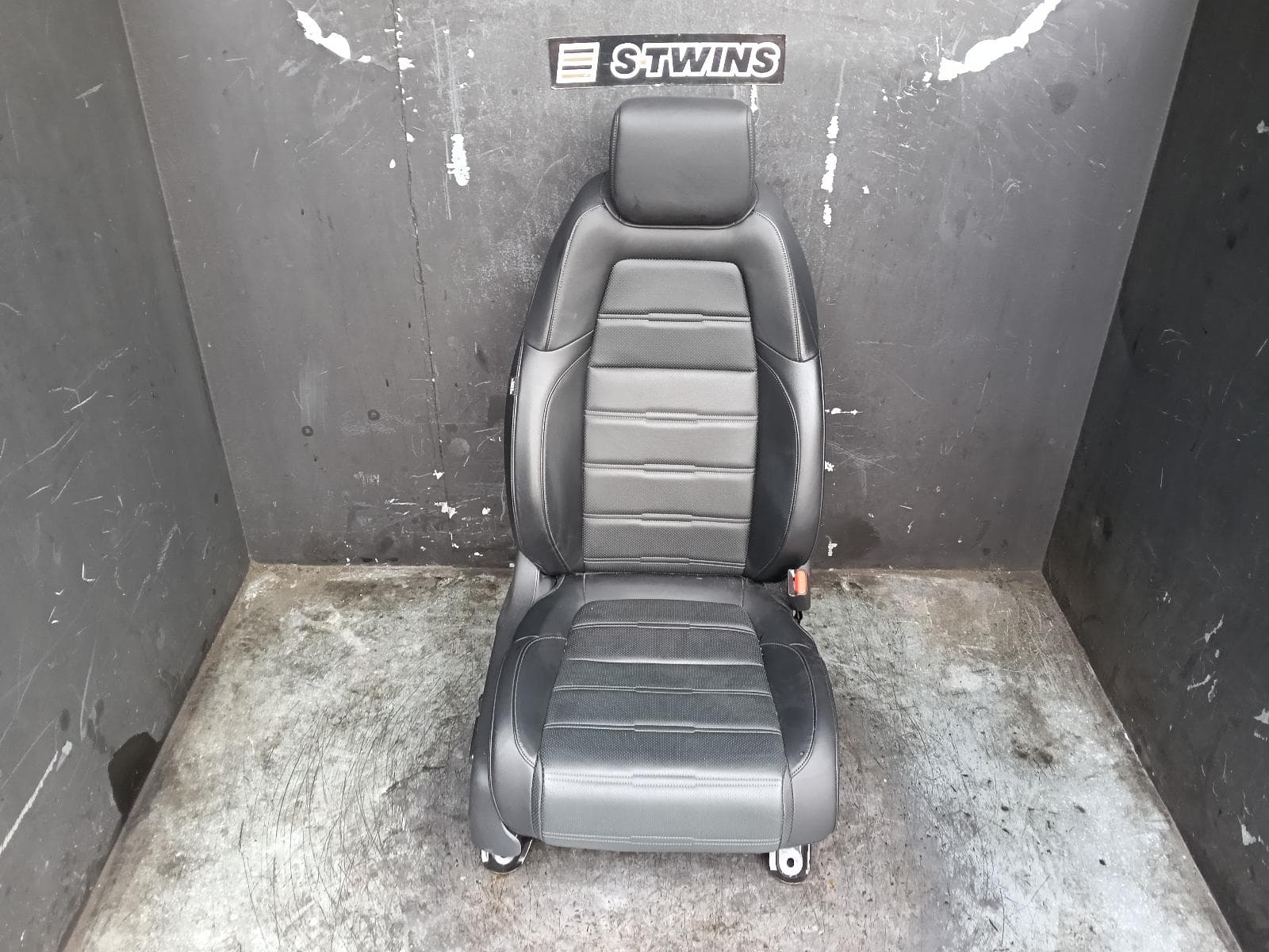 Used auto part listing image: 2021 HONDA CRV FRONT SEAT RH FRONT, RW, LEATHER, W/ MEMORY TYPE, 05/17-08/23 0000406006
