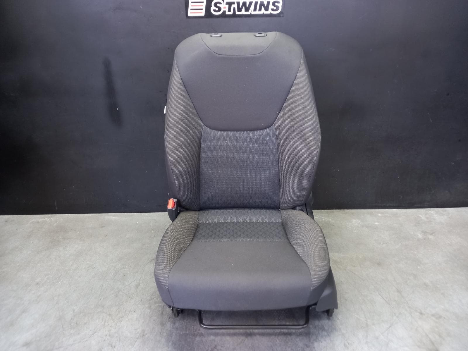 Used auto part listing image: 2023 TOYOTA YARIS CROSS FRONT SEAT XP210, LH FRONT, CLOTH, DUAL TONE, 06/20- 0000338024