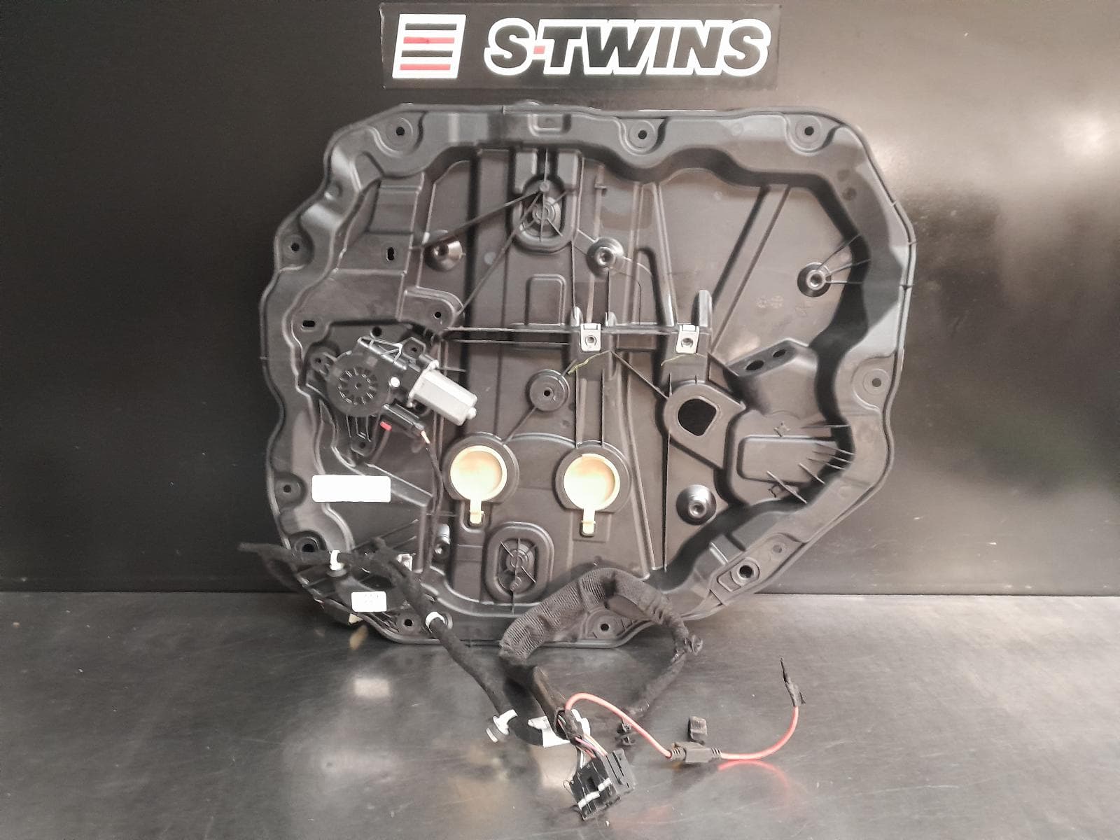 Used auto part listing image: 2020 JEEP WRANGLER RIGHT FRONT WINDOW REG MOTOR JL, 08/18- 0000279700