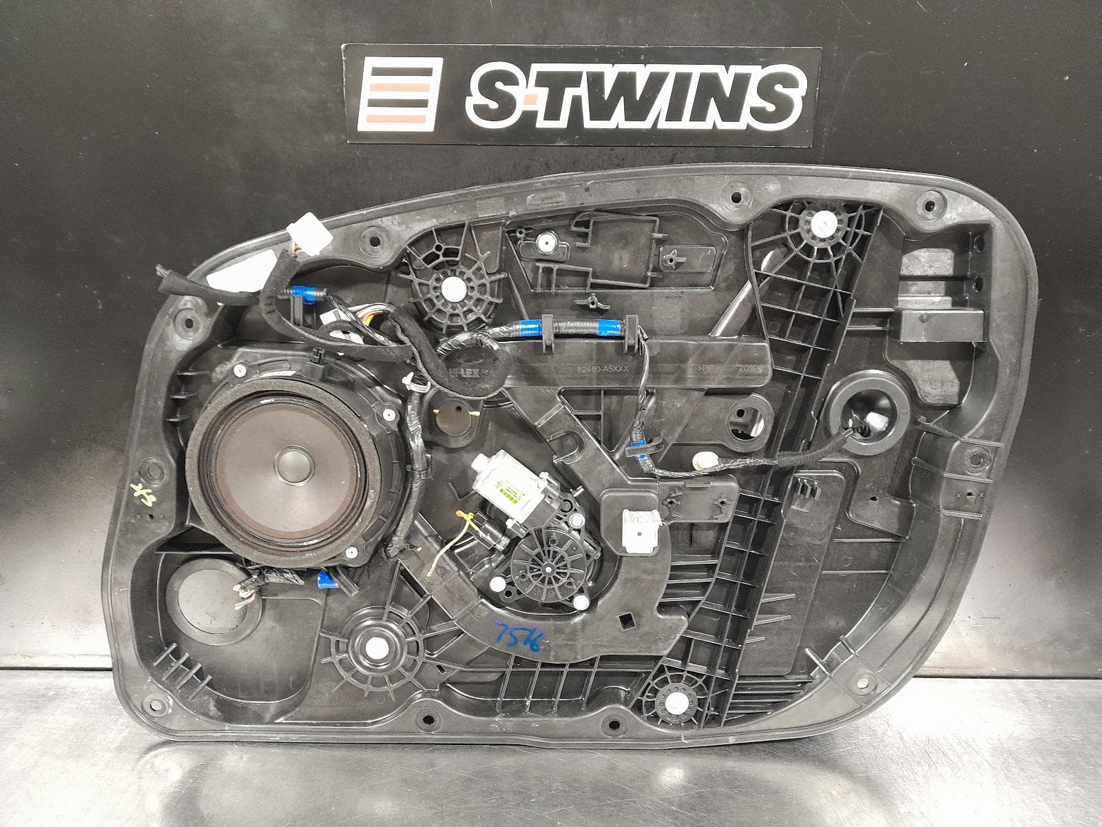 Used auto part listing image: 2013 HYUNDAI I30 RIGHT FRONT WINDOW REG MOTOR GD, HATCH, DOOR REG ASSY (REG AND MOTOR), 5DR, (MOTOR-2 PIN), AUTO DOWN SWITCH TYPE, 03/12-04/17 0000286175