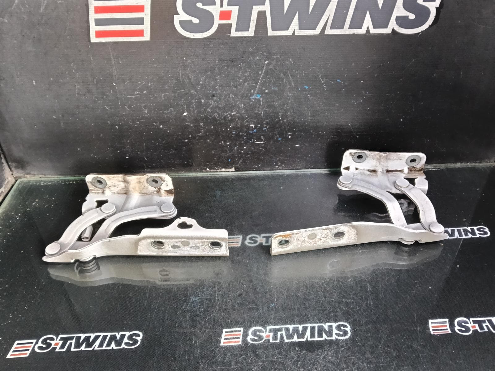 Used auto part listing image: 2020 MG MG3 BONNET HINGE STRUT SZP1, HINGE (PAIR), 07/16-10/25 0000414522