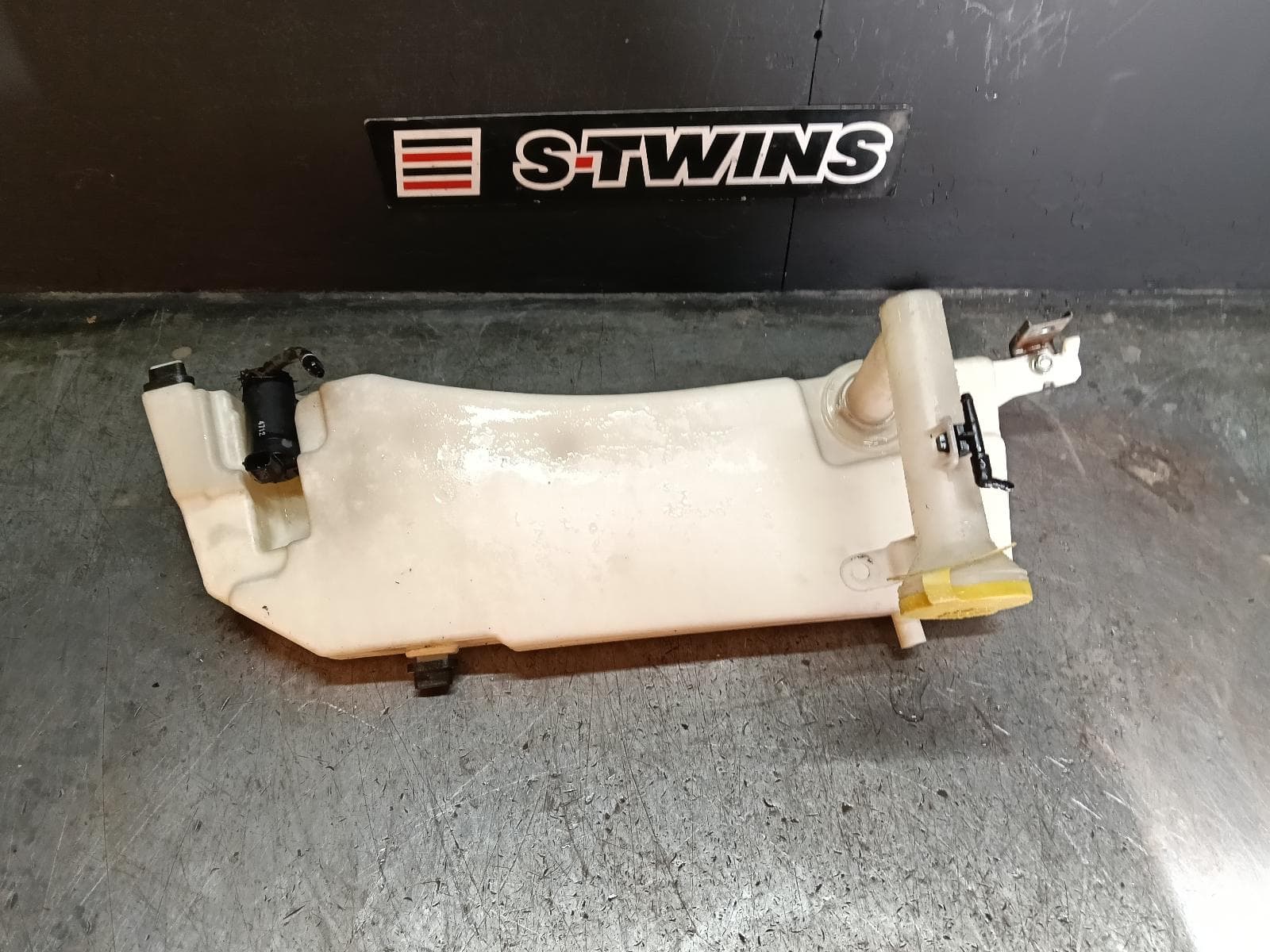 Used auto part listing image: 2013 HOLDEN COLORADO WASHER BOTTLE RG/RG 7, 01/12-12/20 0000412358