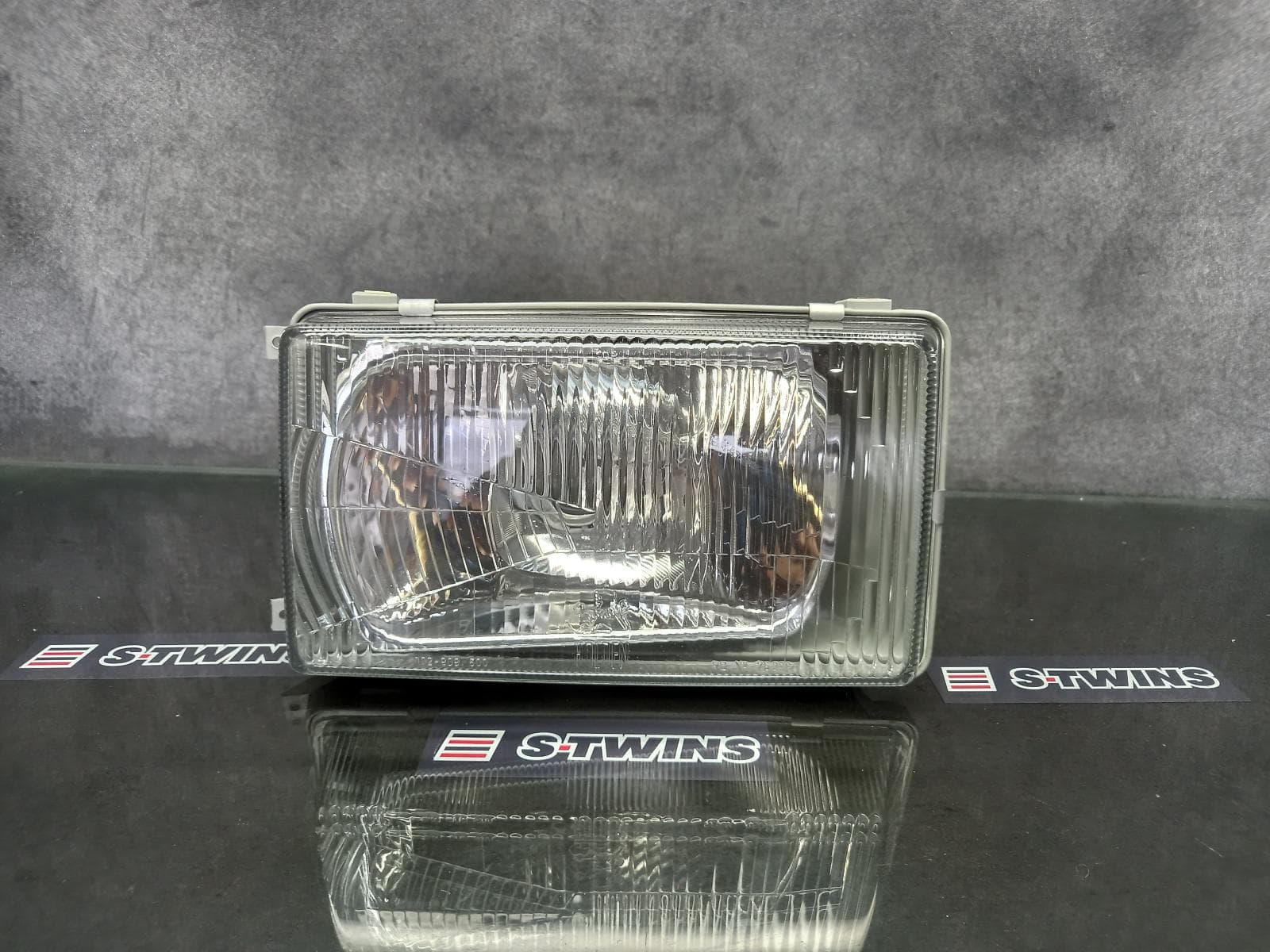 Used auto part listing image: NEW GENUINE 1983 HOLDEN WB RIGHT HEADLAMP UTE/VAN 04/80-04/85 0000145568