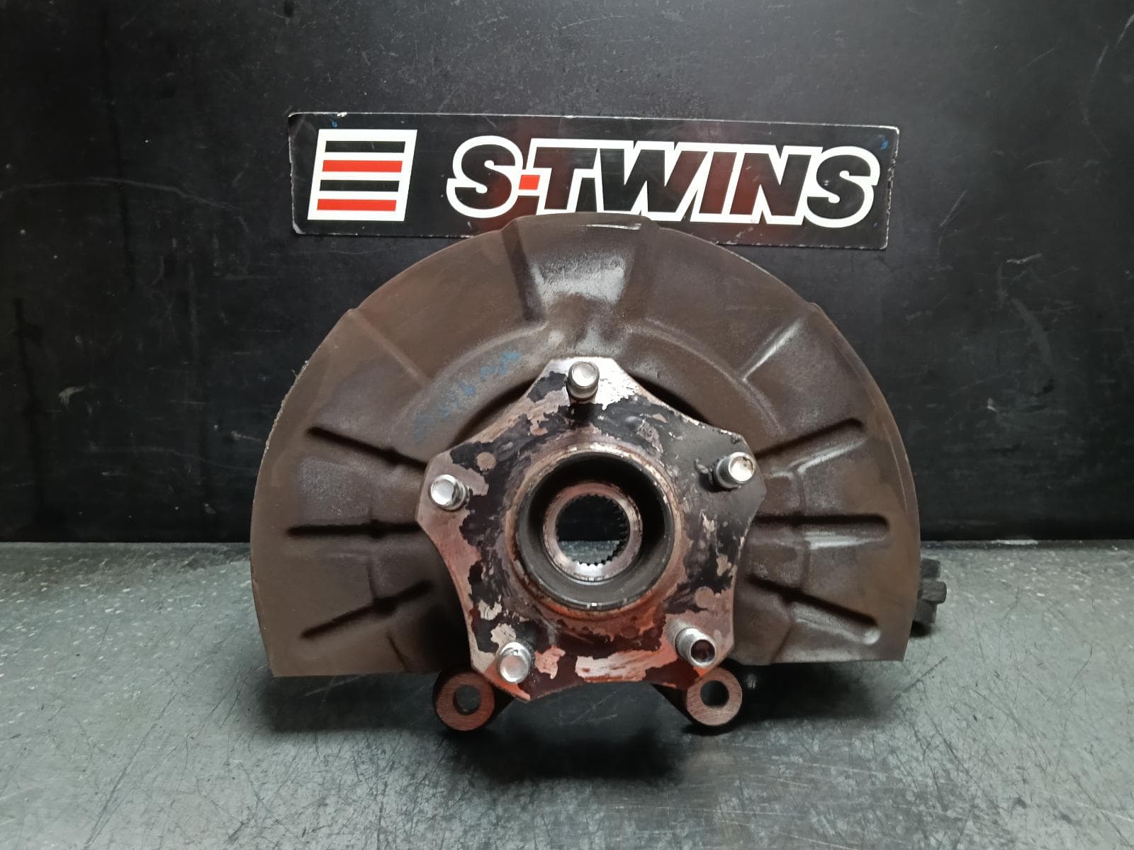 Used auto part listing image: 2016 SUZUKI VITARA LEFT FRONT HUB ASSEMBLY GRAND VITARA, JT, 4WD, 08/08-12/18 0000414653