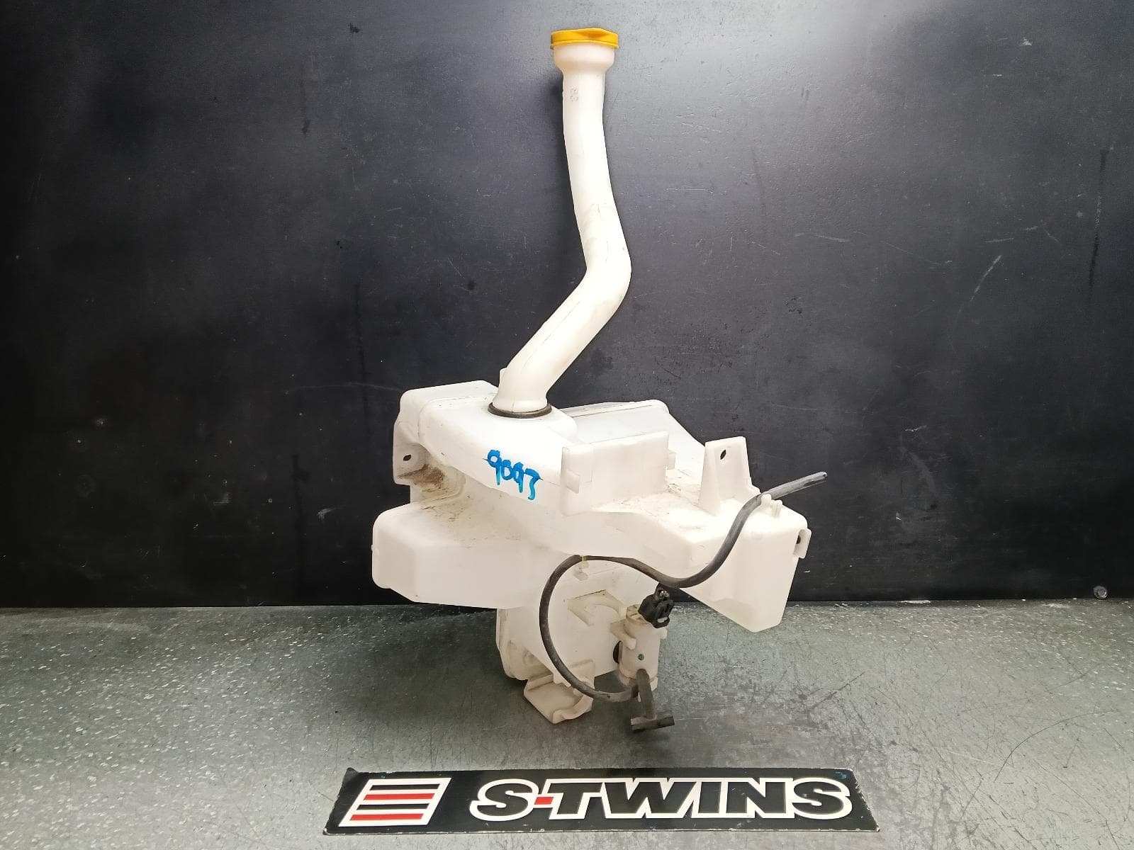 Used auto part listing image: 2018 SUBARU LIBERTY WASHER BOTTLE 6TH GEN, NON H/LAMP WASHER TYPE, 08/14-04/21 0000414658