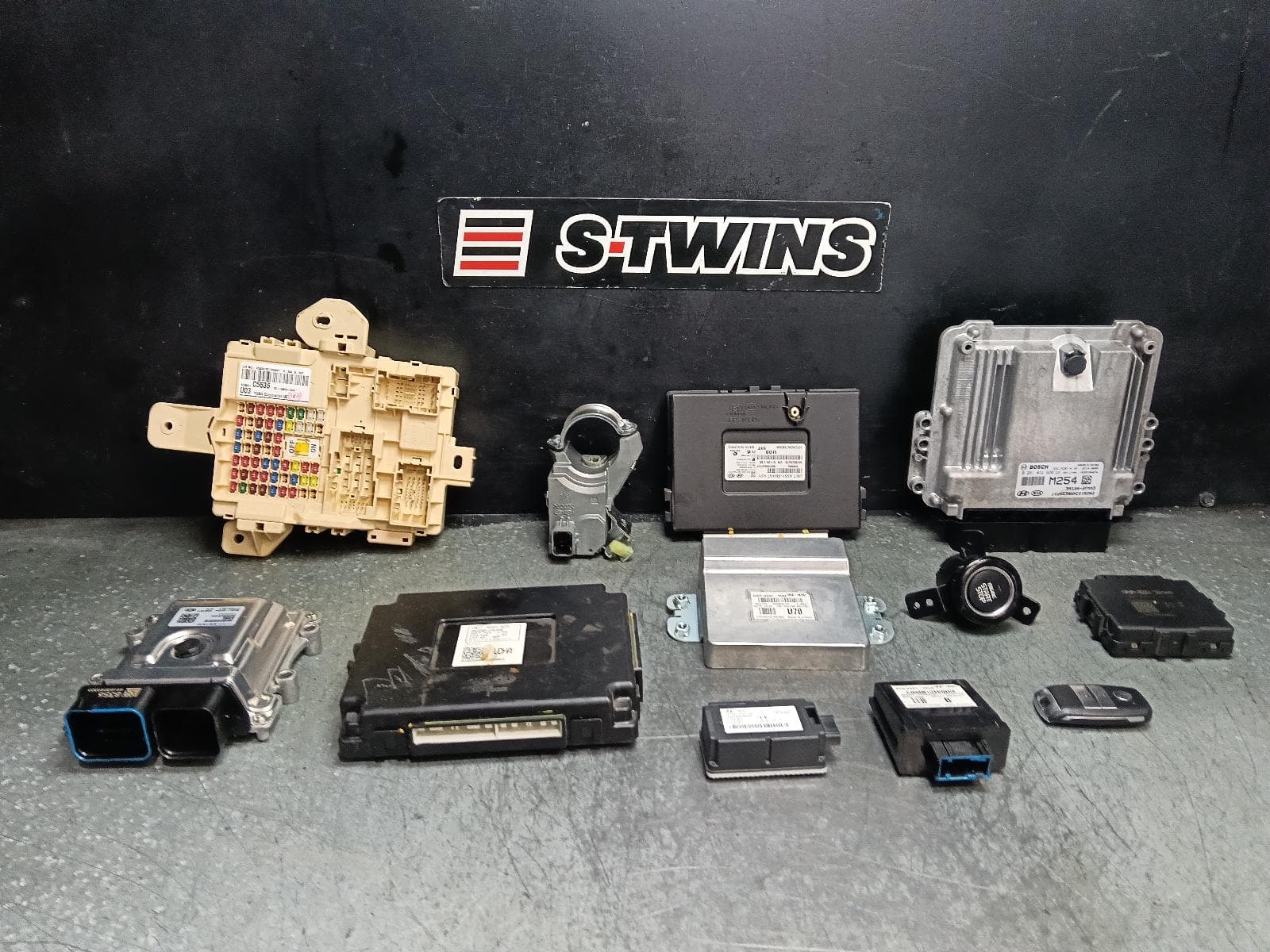 Used auto part listing image: 2019 KIA SORENTO ENGINE ECU, 2.2, DIESEL, SEC SET (ECU/IMM/READER/KEY), UM, 03/15-02/20 0000414494