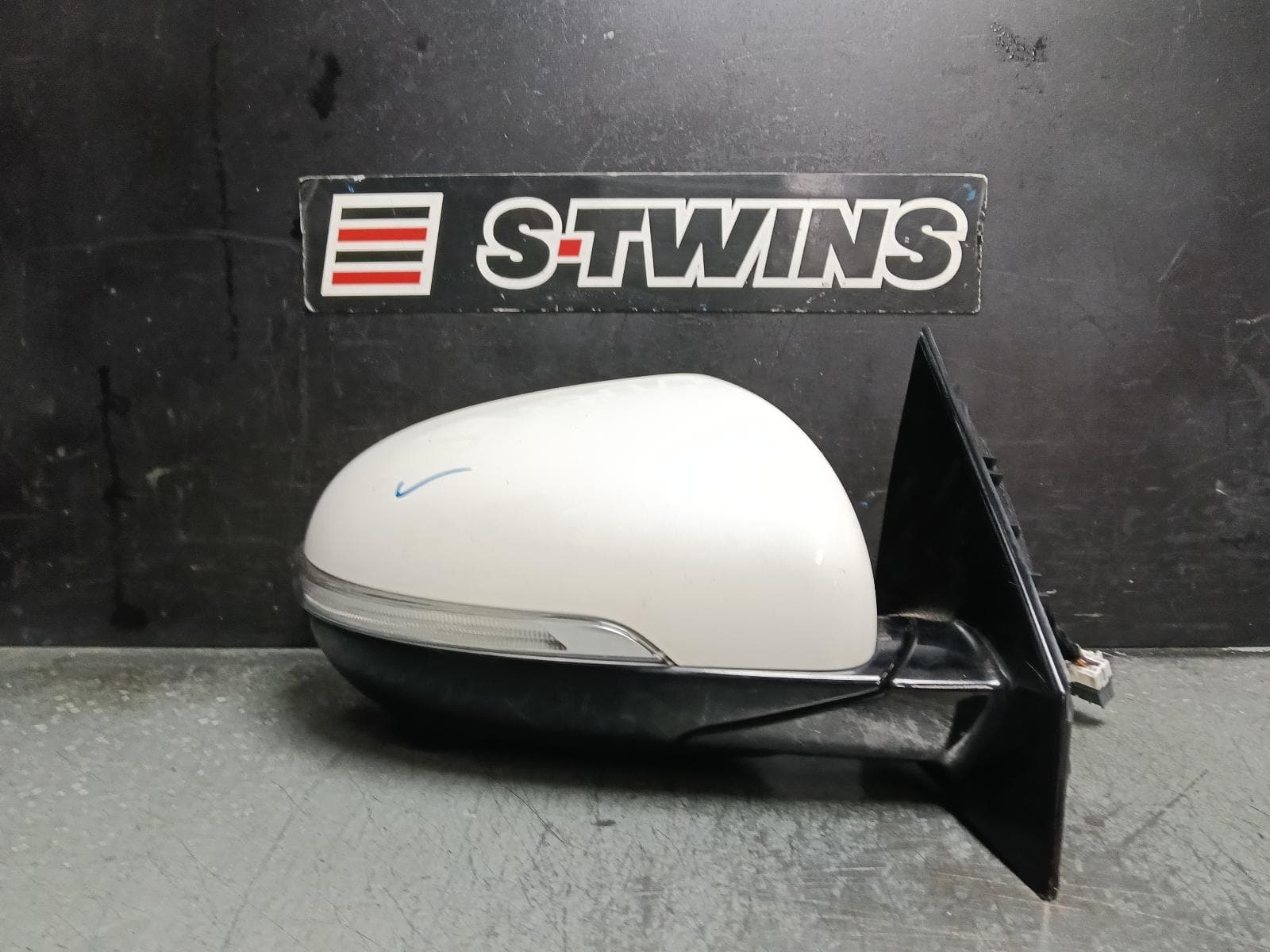 Used auto part listing image: 2019 KIA SORENTO RIGHT DOOR MIRROR UM, GT-LINE, W/ BLIND SPOT & CAMERA TYPE, 09/17-02/20 0000414487